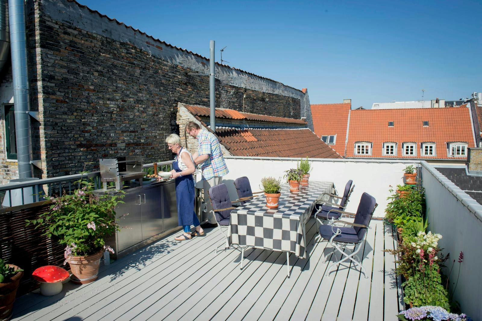 Der følger en skøn tagterrasse med i købet.