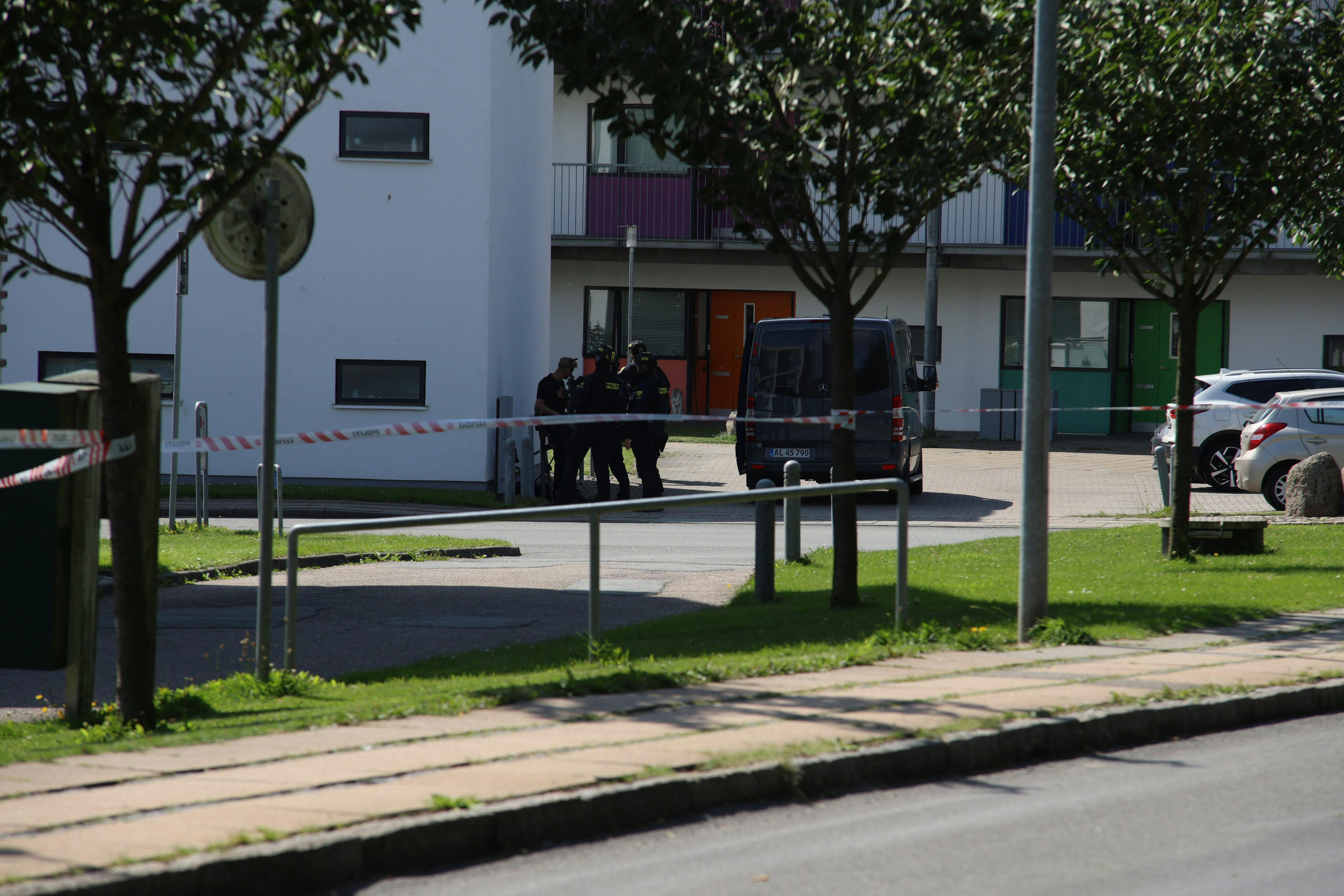 Sydøstjyllands Politi er tirsdag til stede ved Norgesvej i Kolding. Politiet kan ikke bekræfte, at der har været skud ved adressen, som det har været forlydt i pressen.