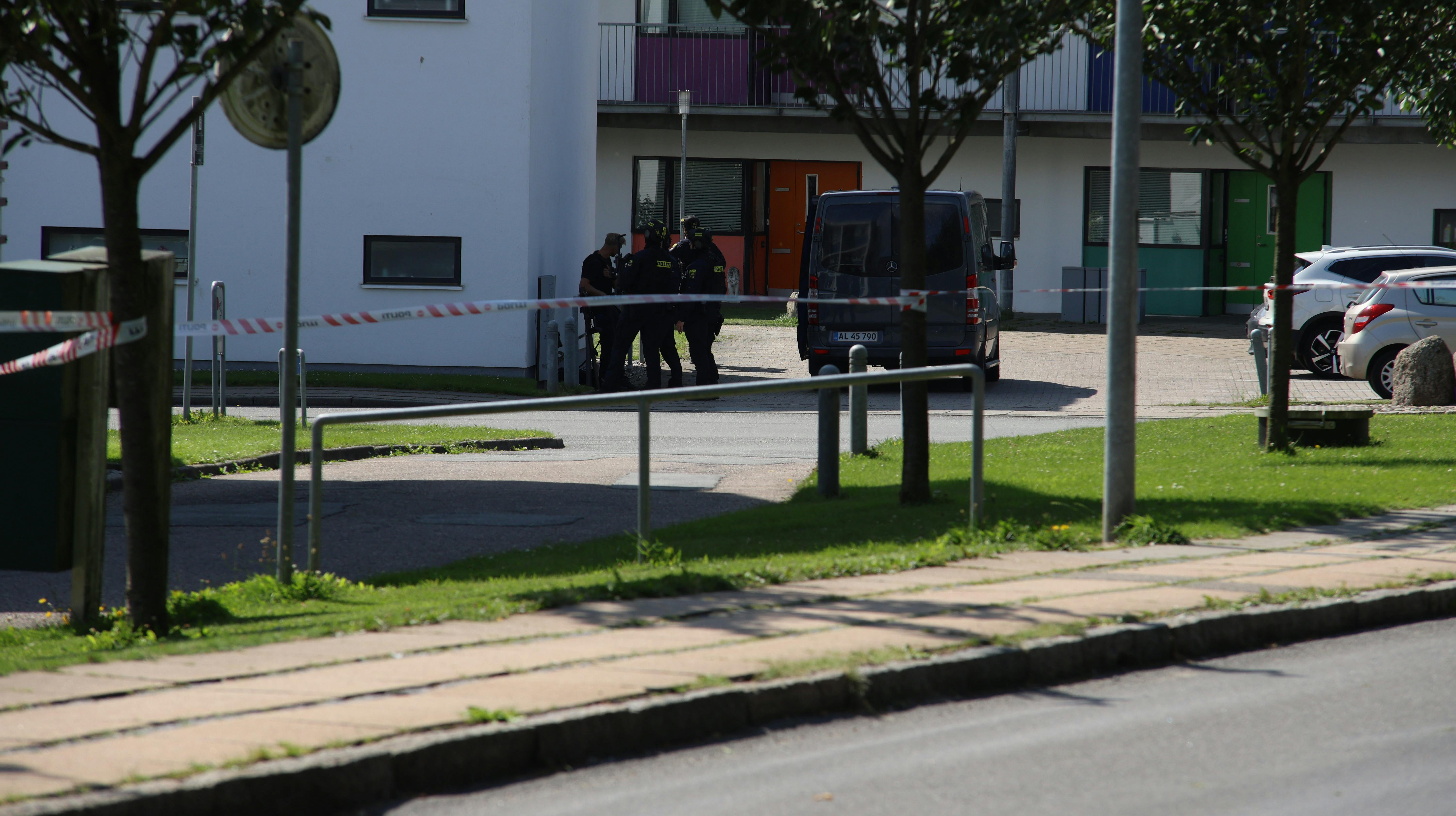 Sydøstjyllands Politi er tirsdag til stede ved Norgesvej i Kolding. Politiet kan ikke bekræfte, at der har været skud ved adressen, som det har været forlydt i pressen.