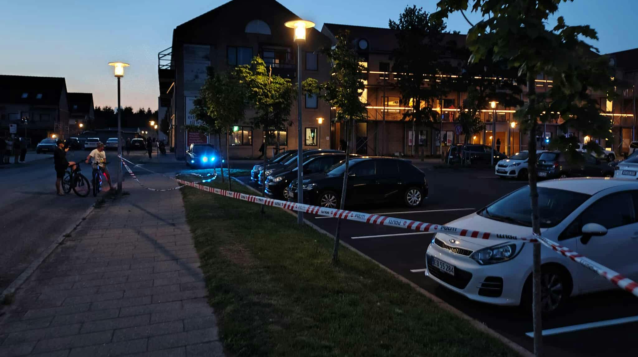 Politiet er tirsdag aften massivt til stede i Glostrup, hvor der er blevet afgivet skud.