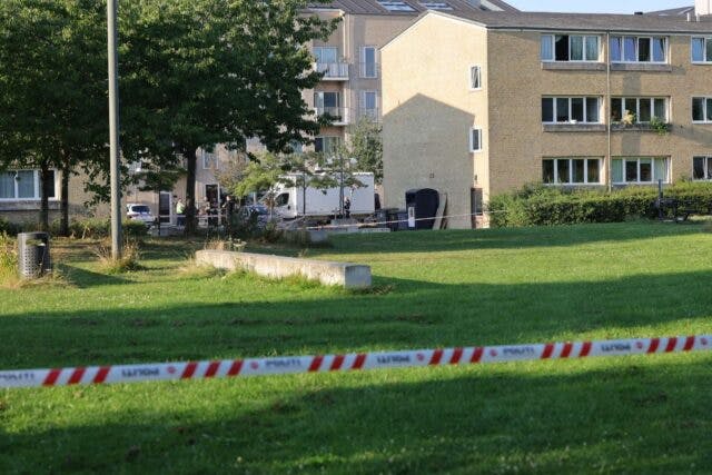 Et større område var spærret i forbindelse med skyderiet, hvor politiet så en mulig gerningsmand forlade stedet på cykel.