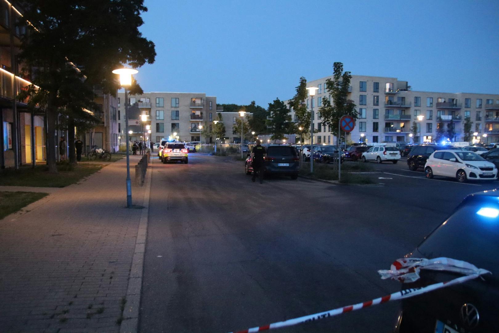 Politiet har afspærret et stort område omkring boligblokken, hvor skyderiet ifølge SE og HØRs oplysninger er fundet sted.
