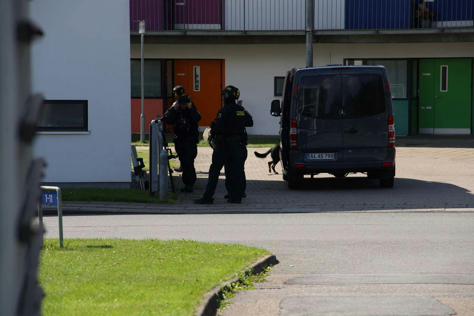 Sværtbevæbnet politi er til stede i boligområdet i Kolding. Sydøstjyllands Politi har stadig ikke ønsket at fortælle, hvad der sker i området.