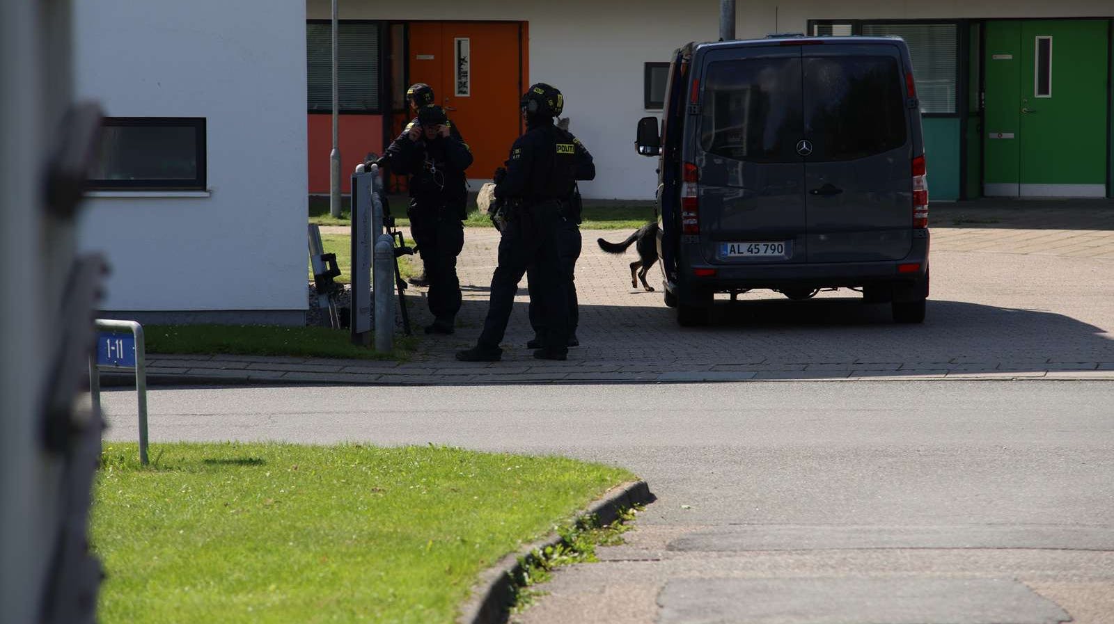 Sværtbevæbnet politi er til stede i boligområdet i Kolding. Sydøstjyllands Politi har stadig ikke ønsket at fortælle, hvad der sker i området.
