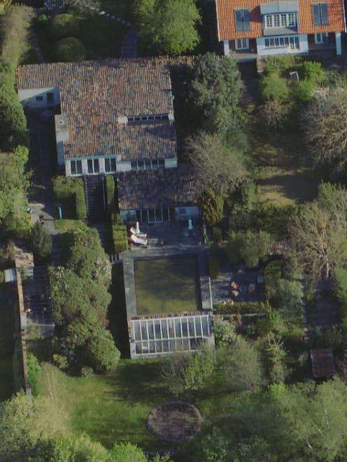 Det er denne villa i meget private omgivelser, Mads Langer har kastet sin kærlighed på.