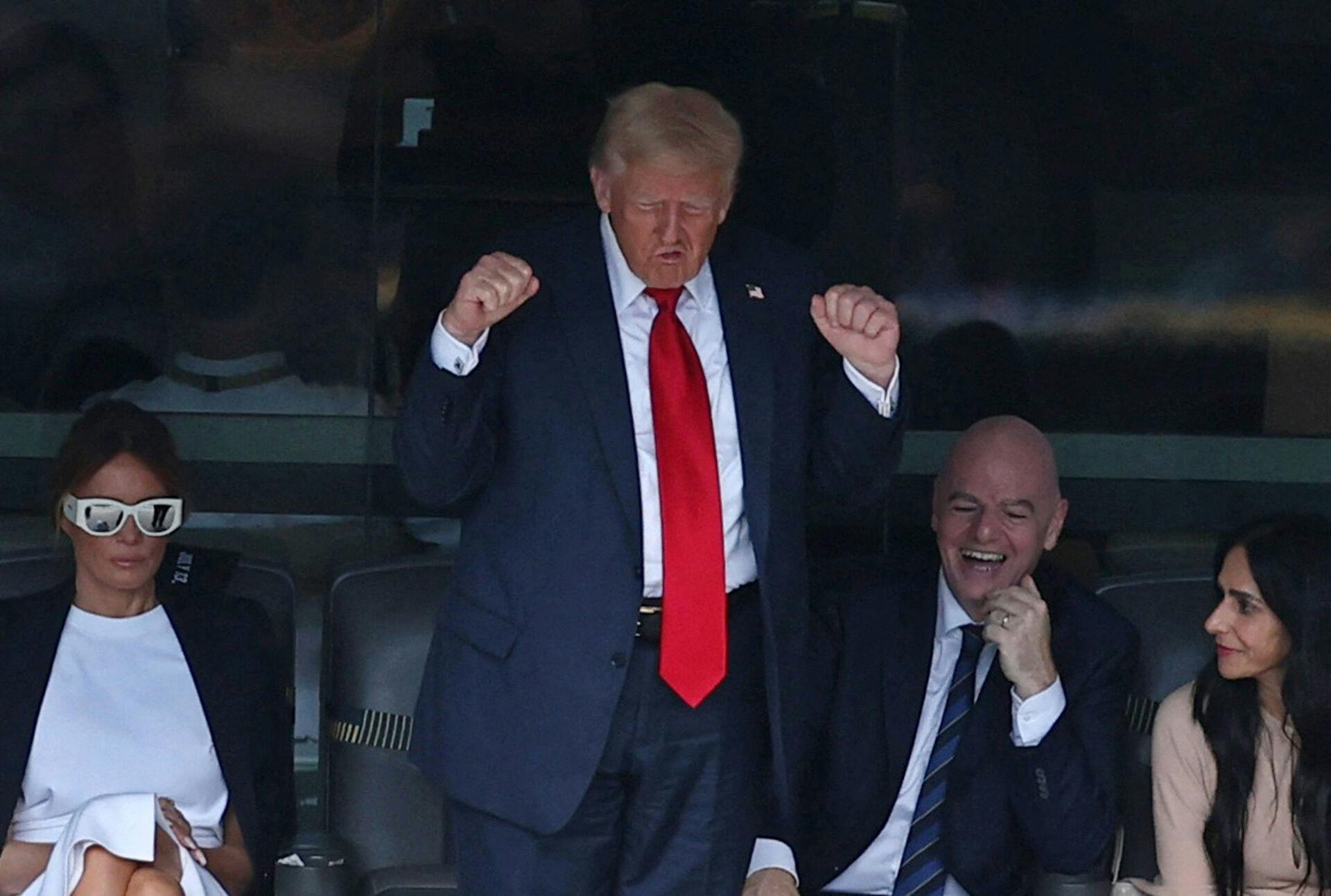 Det er godt nok svært at se, hvis Melania Trump (til venstre med hvide solbriller, red.) faktisk nyder selskabet med sin mand. Eller om hun "spiller rollen".