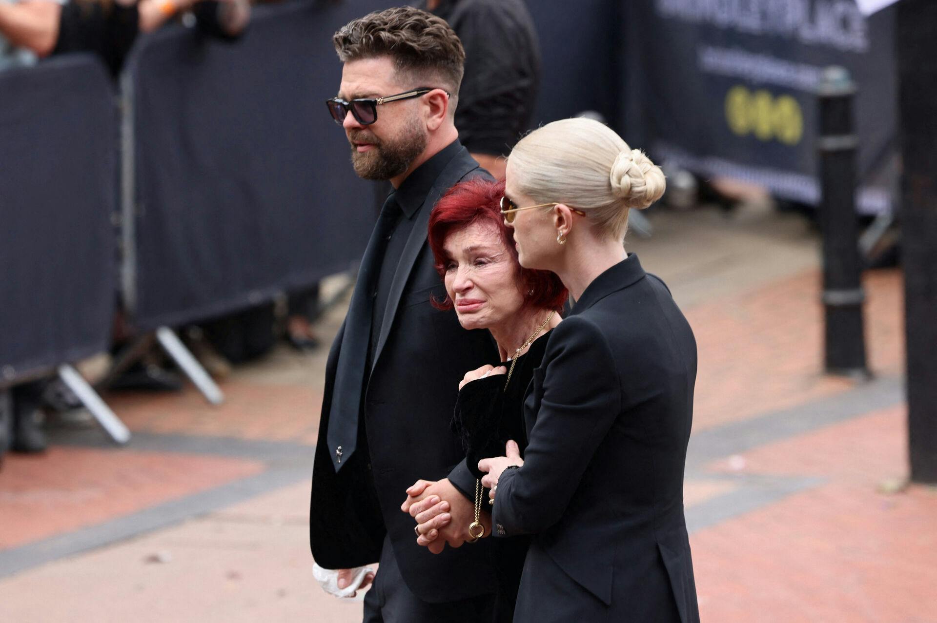 Sharon Osbourne havde sine to børn, Jack og Kelly, ved sin side.