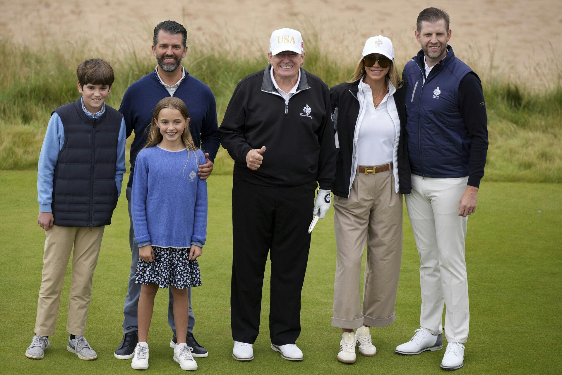 Børn og børnebørn var med - men Melania er som sunket i den skotske jord.
