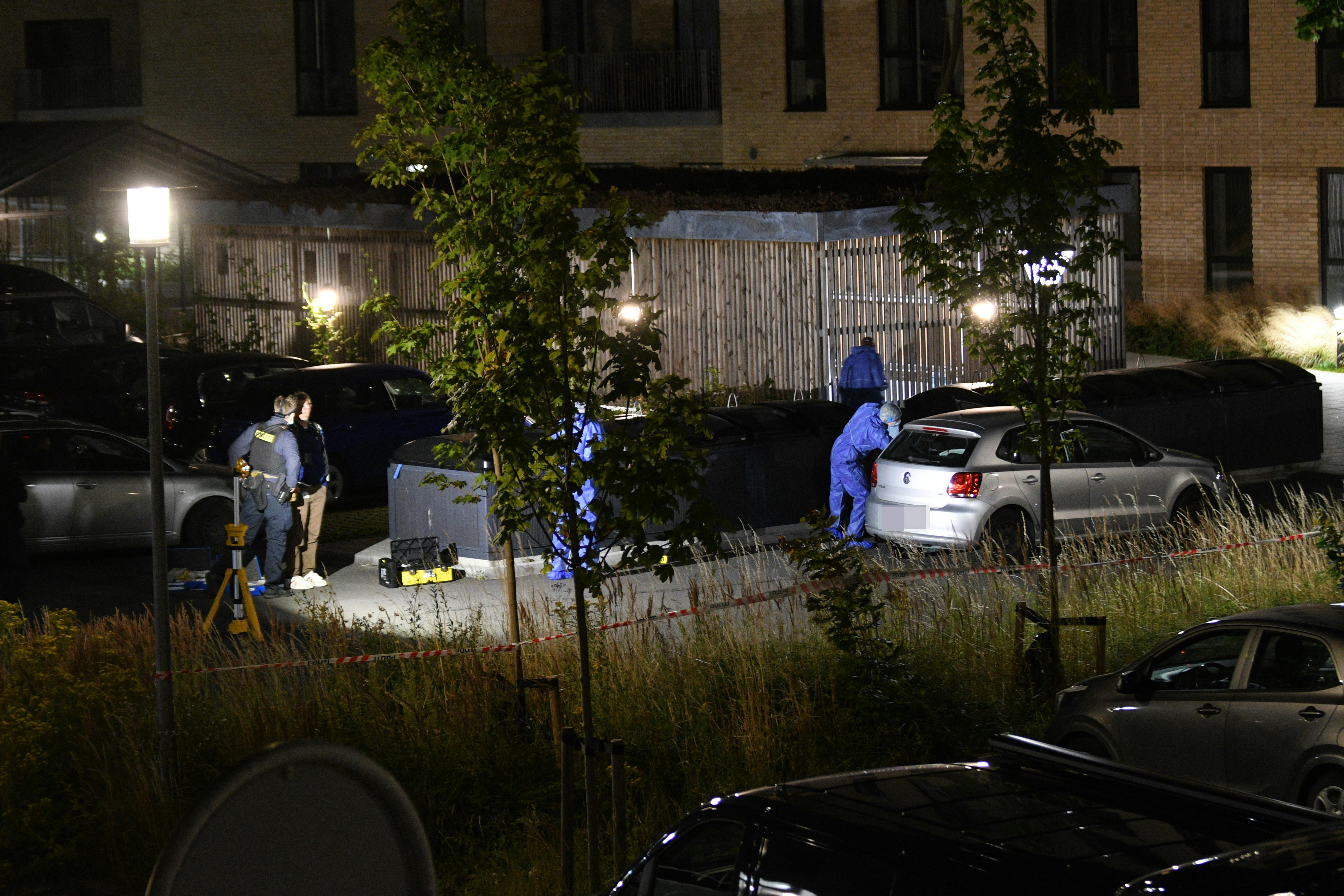 Politiets teknikere ved gerningsstedet tirsdag aften, hvor en mandsperson blev skudt og forsøgt dræbt.