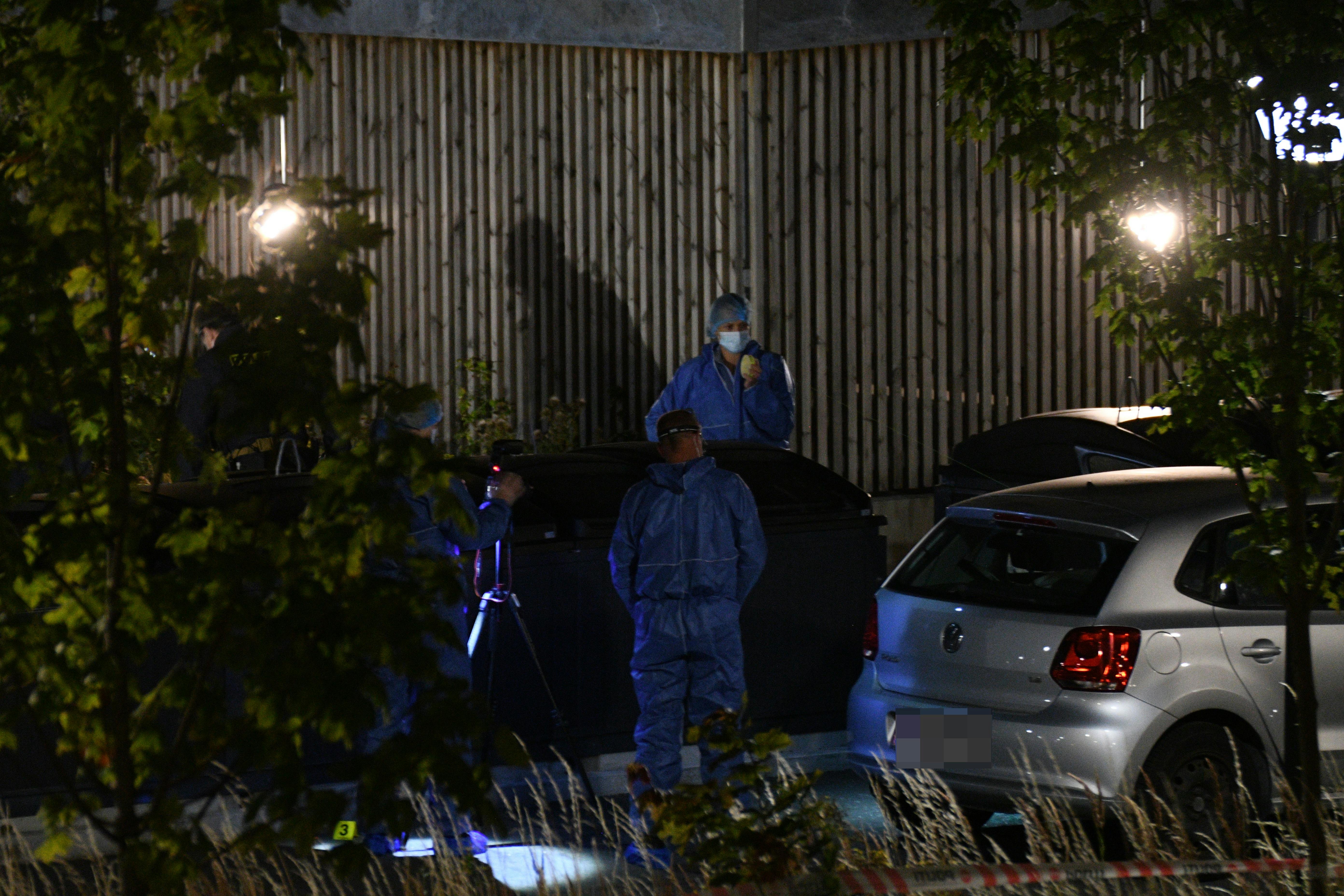 Politiets teknikere på gerningsstedet i Glostrup. Her undersøger de den bil, som det 30-årige offer ankom til stedet i.