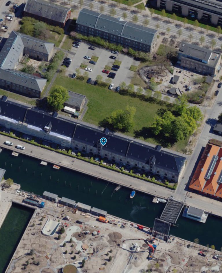 Det er rækkehuset her, hvor der er vand og bådplads i baghaven og udsigt til Operaen, som rigmanden netop har solgt.