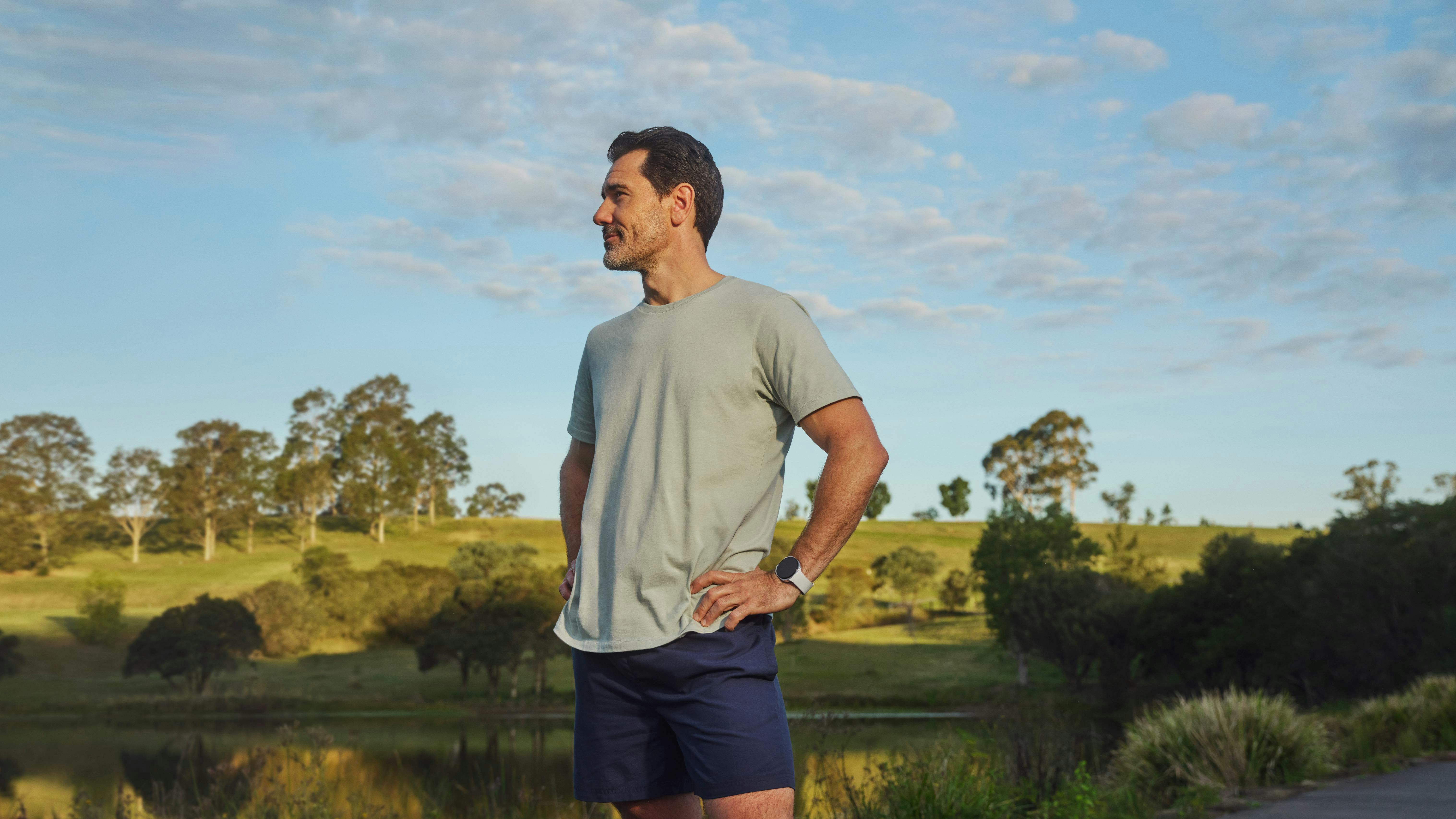 Som andre smarte ure er Samsung Galaxy Watch8 Classic målrettet dem, der vil mere end at kende klokken. Uret er "bro" til mange af funktionerne på din (Android)telefon. Men det kan også mere autonomt hjælpe dig med at samle data om din træning, søvn og sundhed.