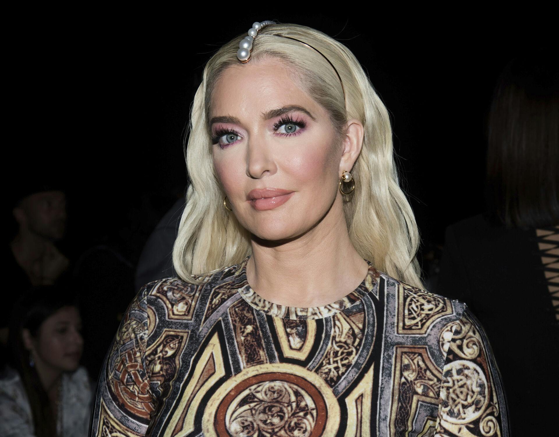 Erika Jayne er måske træt af opmærksomheden - eller bare færdig med fortiden?