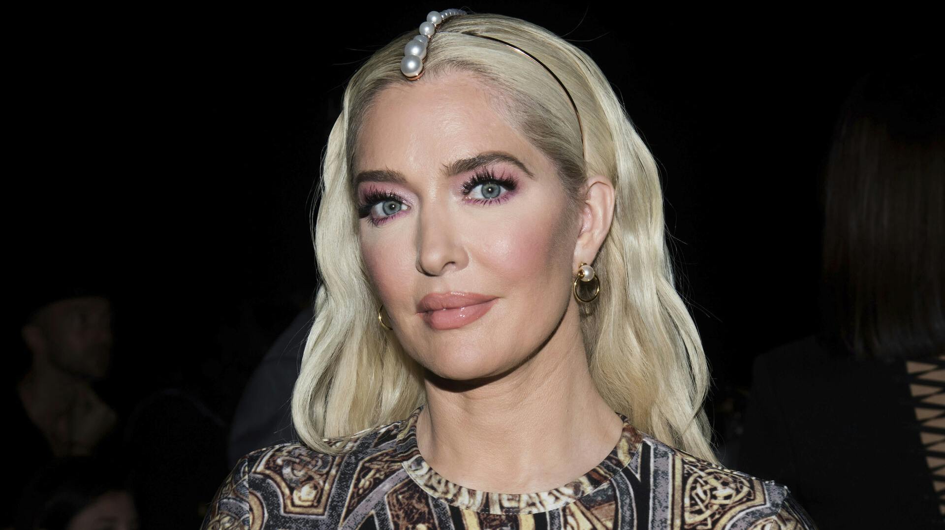 Erika Jayne er måske træt af opmærksomheden - eller bare færdig med fortiden?