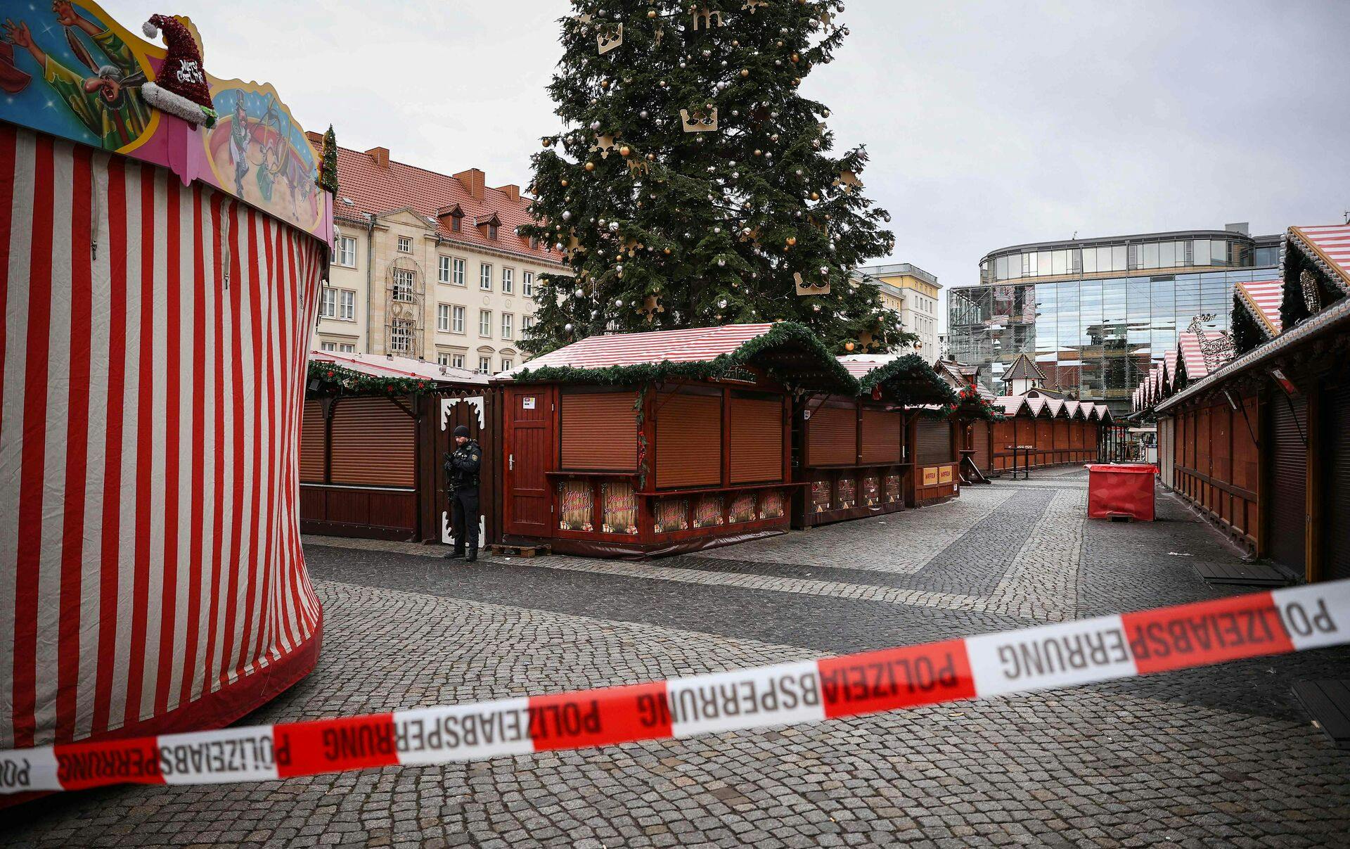 Politiets afspærringer ved julemarkedet efter det forfærdelige angreb, hvor seks personer blev dræbt.