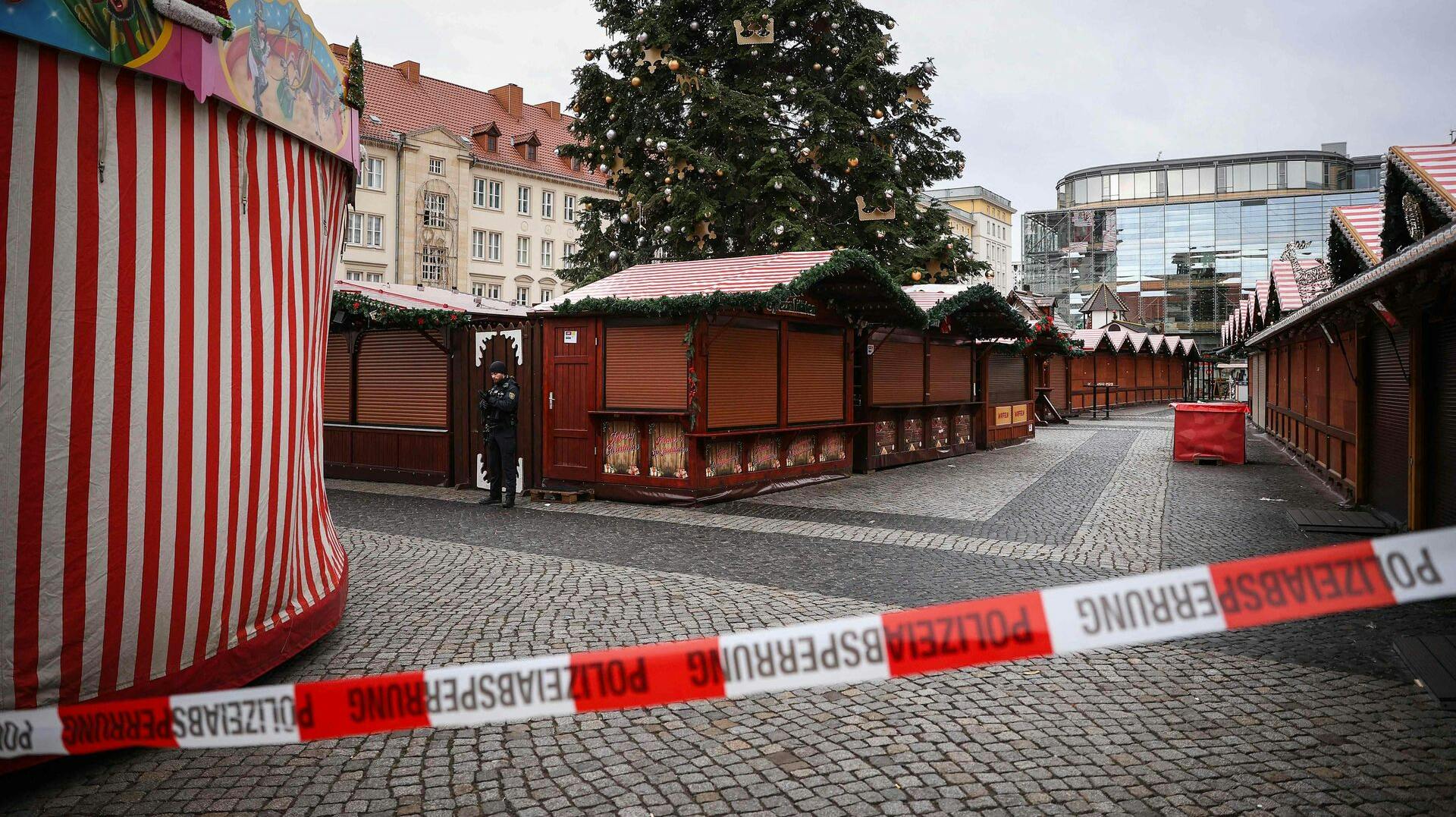 Politiets afspærringer ved julemarkedet efter det forfærdelige angreb, hvor seks personer blev dræbt.