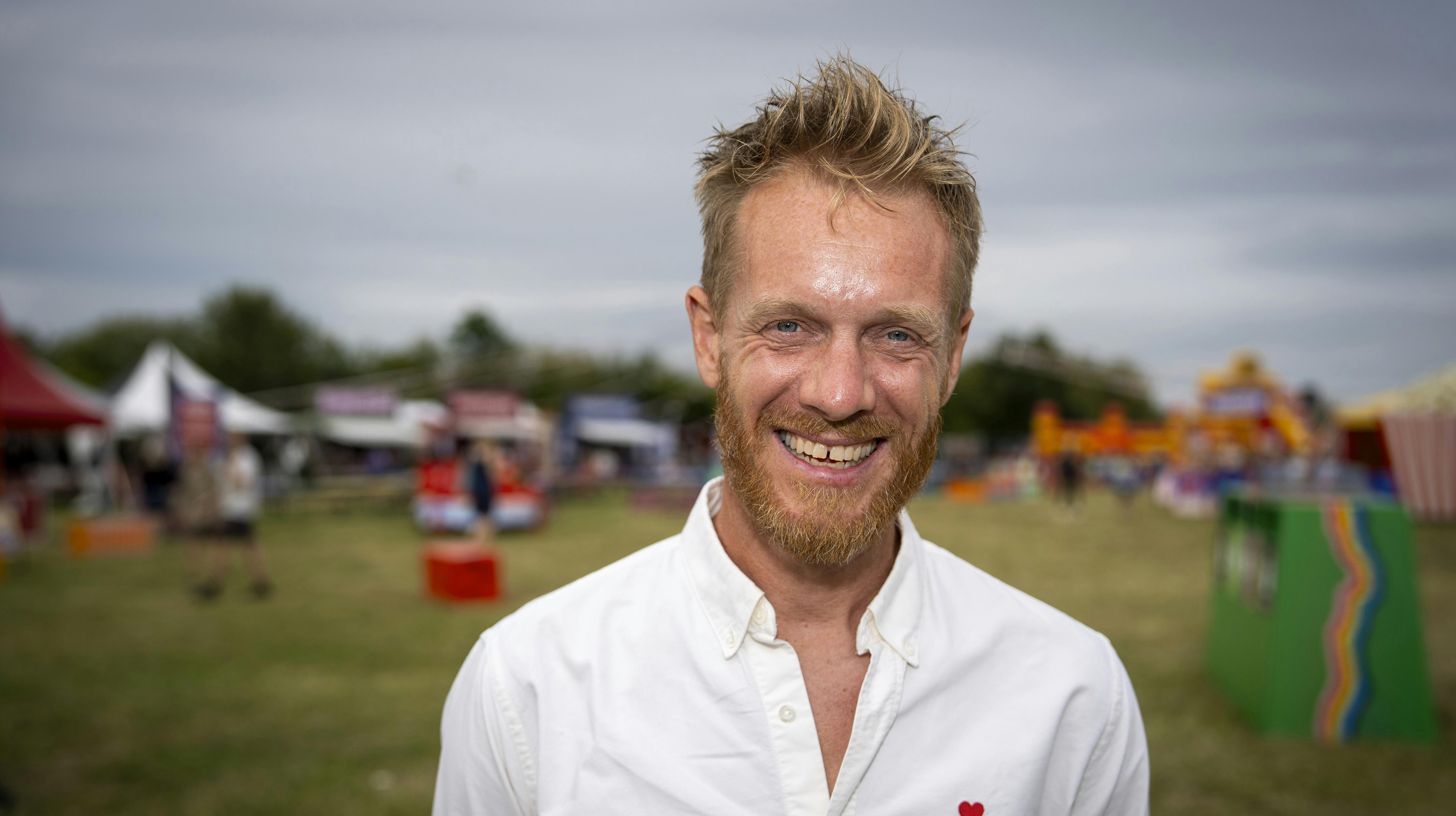 Tobias Hansen er tilbage i værtsrollen for DR.