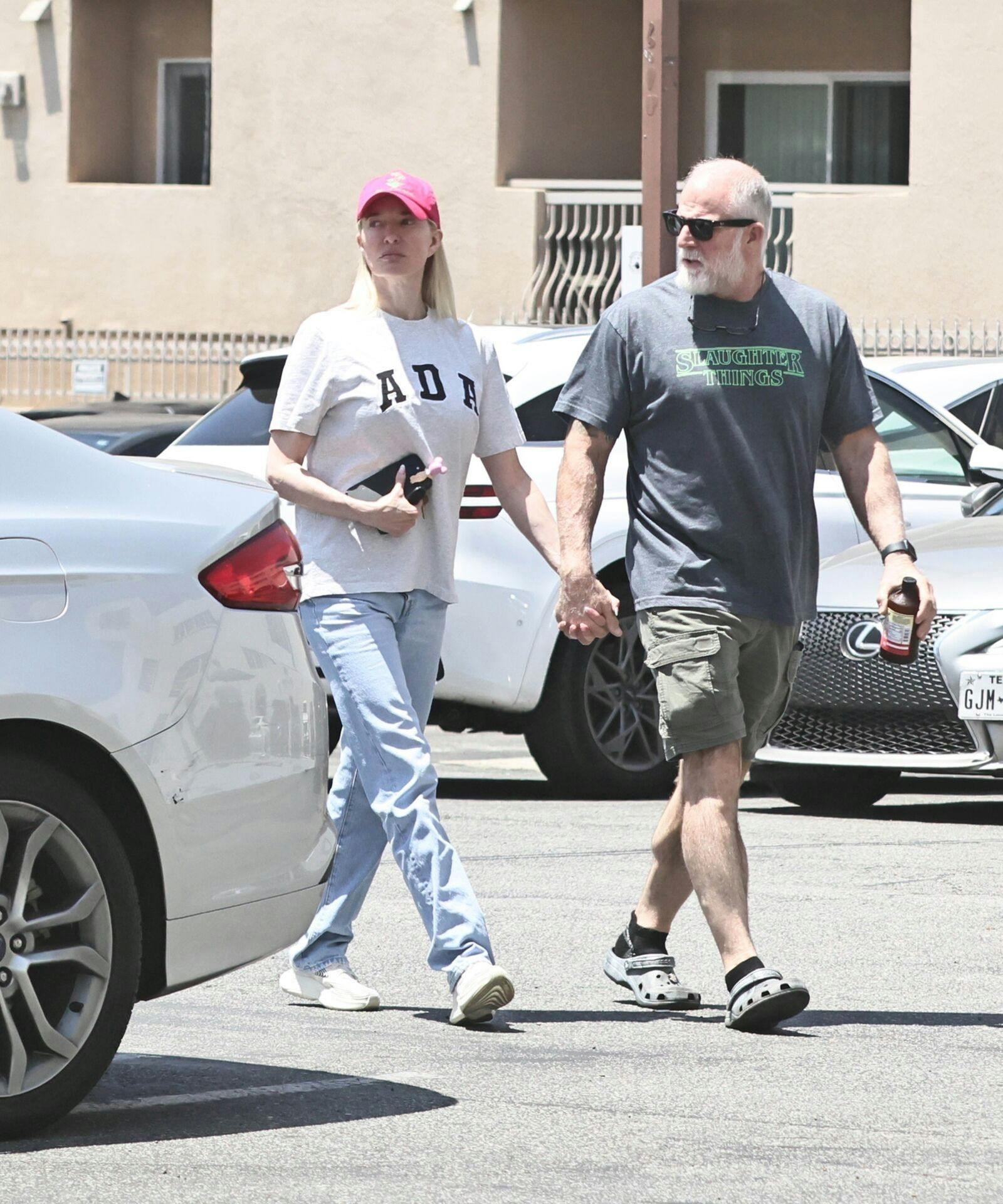 Erika Jayne og John “Shrek” McPhee fanget hånd i hånd under en afslappet date i Los Angeles. Nu er den nye romance officielt bekræftet.