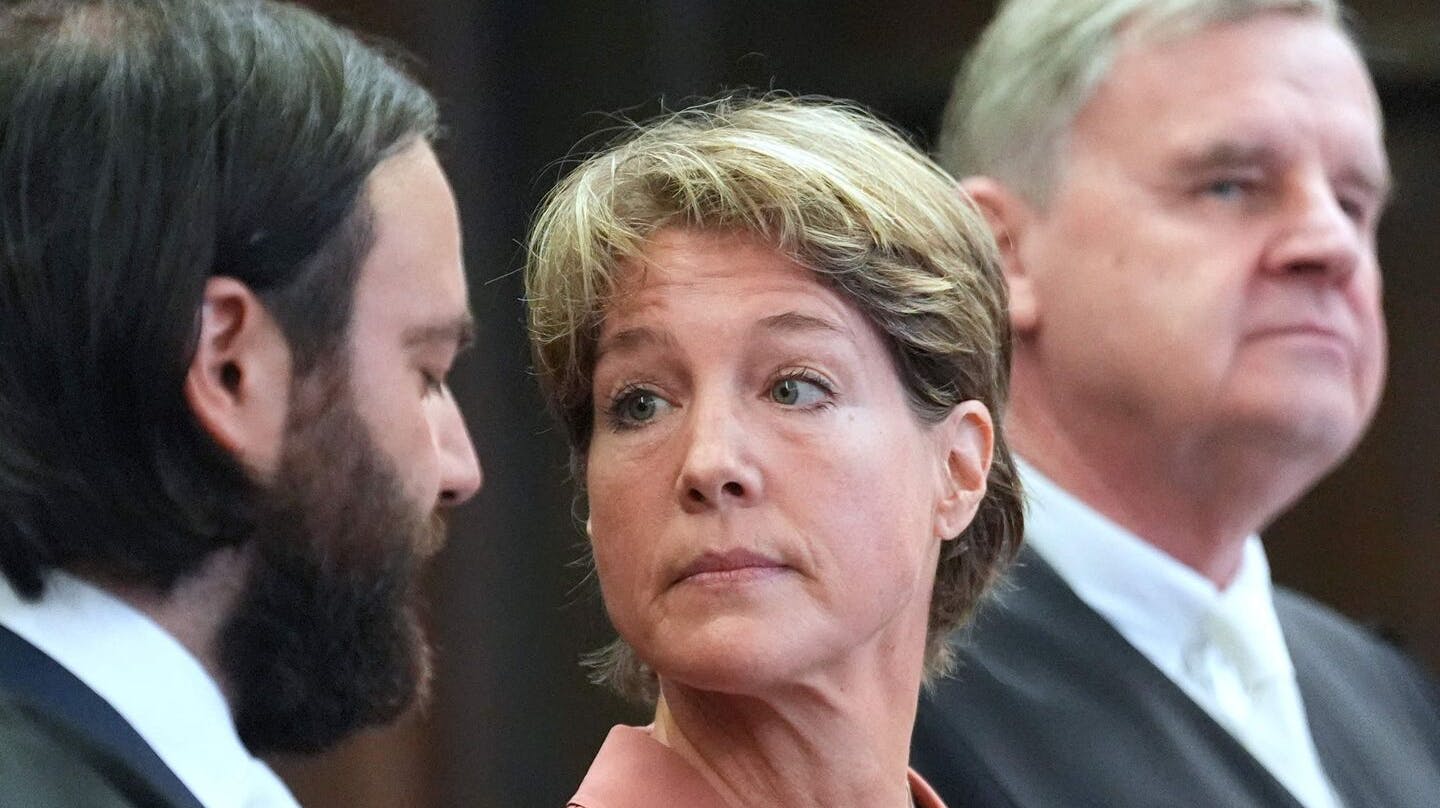 Den stenrige, tyske forretningskvinde Christina Block sidder på anklagebænken i en af de mest spektakuløre forældresager i nyere tid. Nu har en dansk forfatter skrevet en bog om sagen.