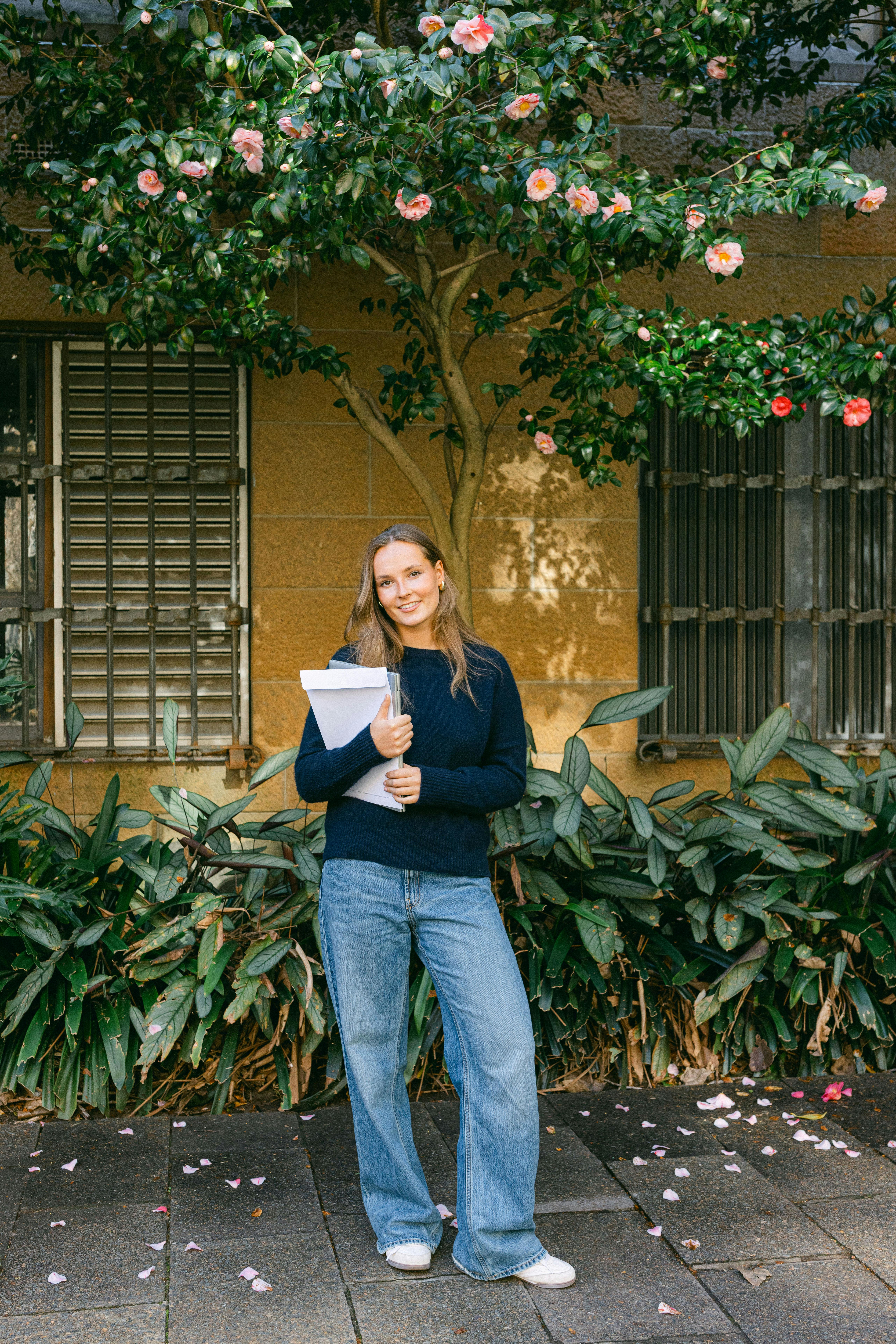 Smilende og afslappet foran universitetets ikoniske bygninger. Prinsesse Ingrid Alexandra er i den grad klar til studiestart mandag i Sydney.