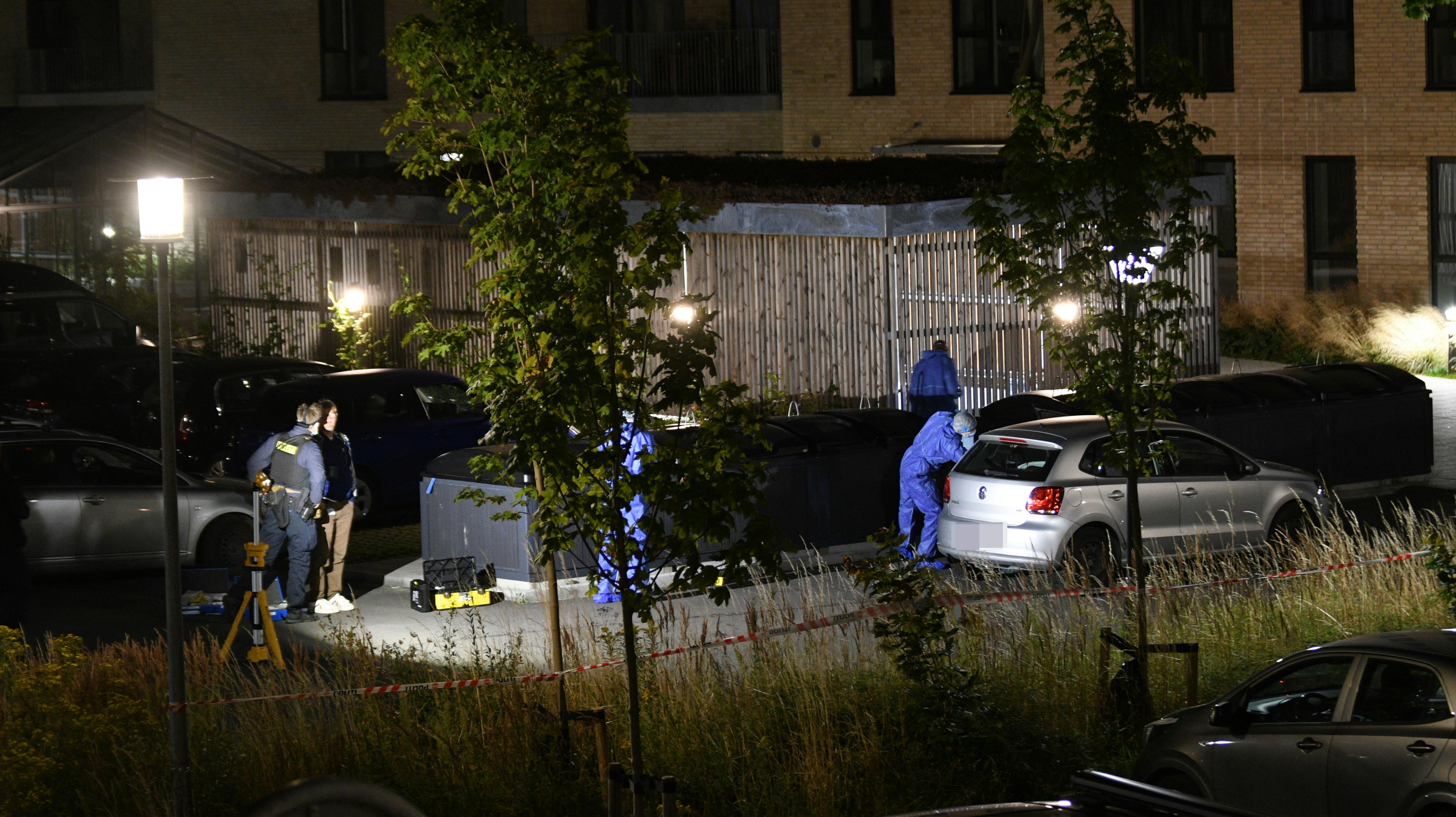Politiets teknikere ved gerningsstedet ved boligblokken i Glostrup. Her blev offeret skudt flere gange i nærheden af den grå bil.