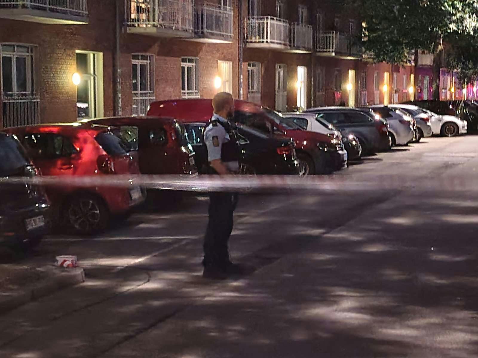 Området blev afspærret, mens politiet efterforskede det blodige overfald.
