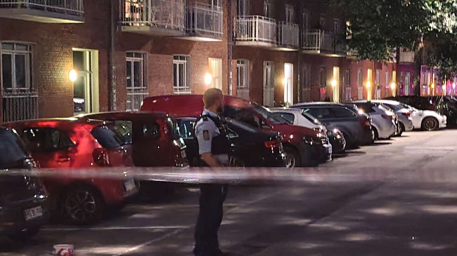 Området blev afspærret, mens politiet efterforskede det blodige overfald.