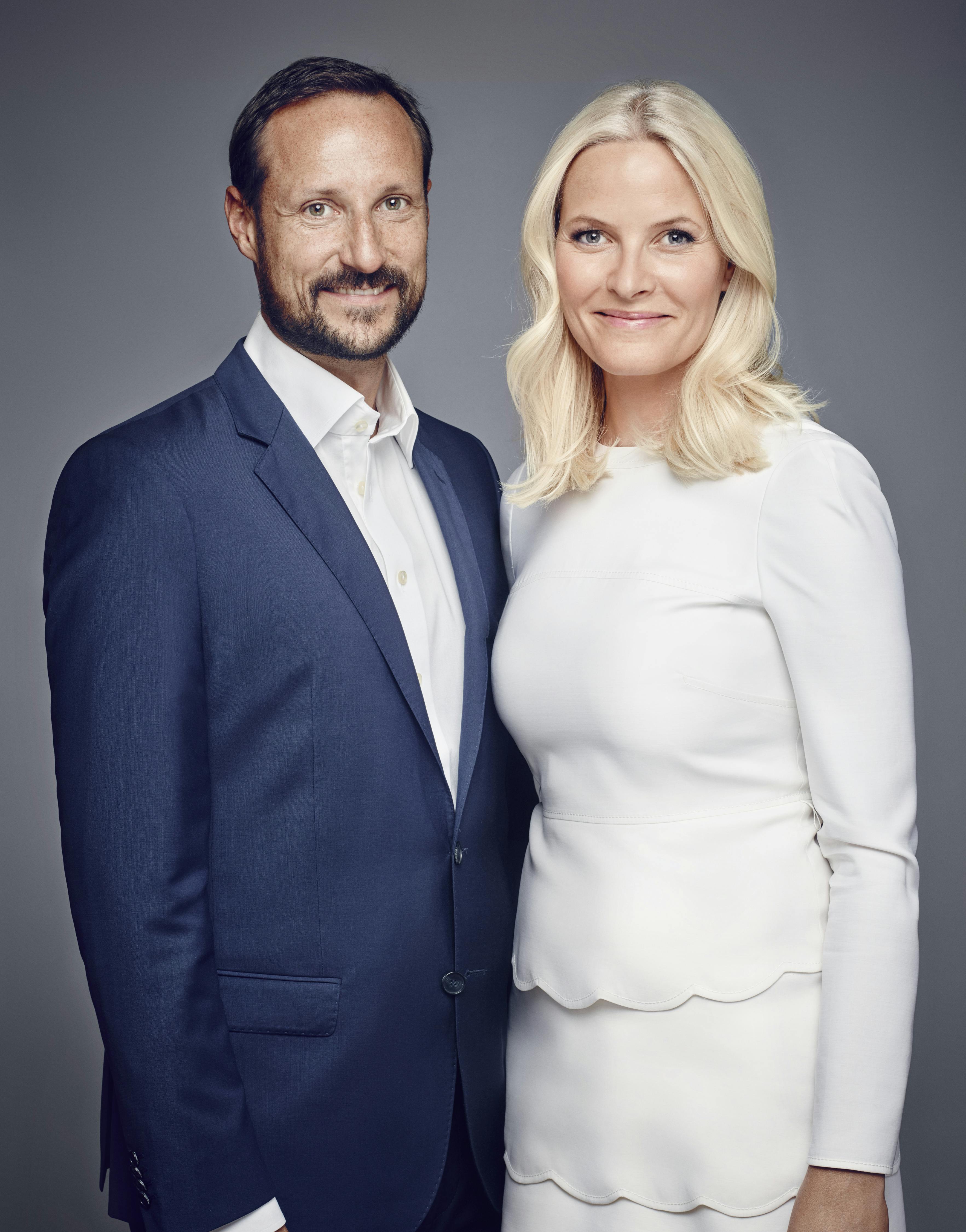 Kronprins Haakon og kronprinsesse Mette-Marit følger datteren på afstand, mens hun tager sine første skridt mod voksenlivet på den anden side af kloden.