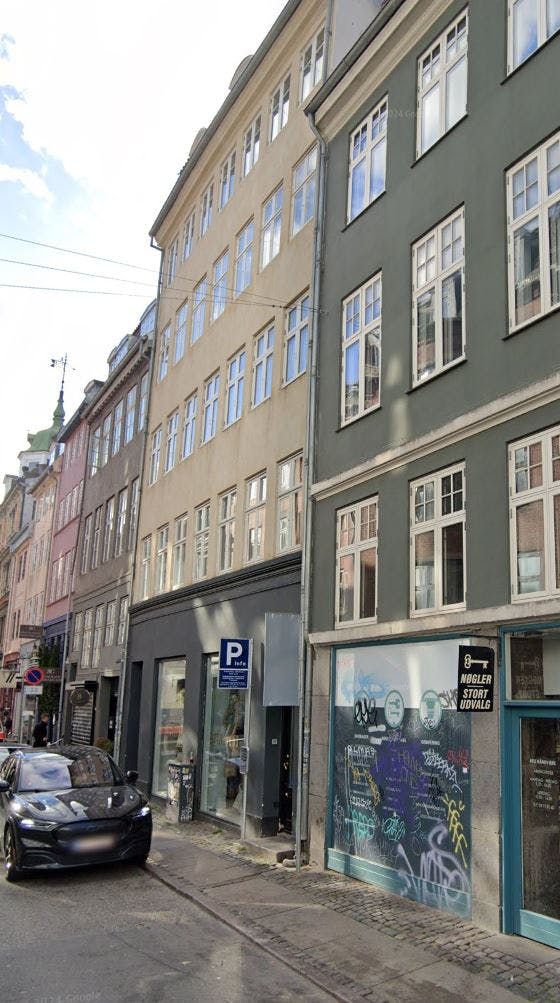 Lejligheden blev solgt for 6.360.000 kr. - det er 140.000 kr. under seneste udbudspris.