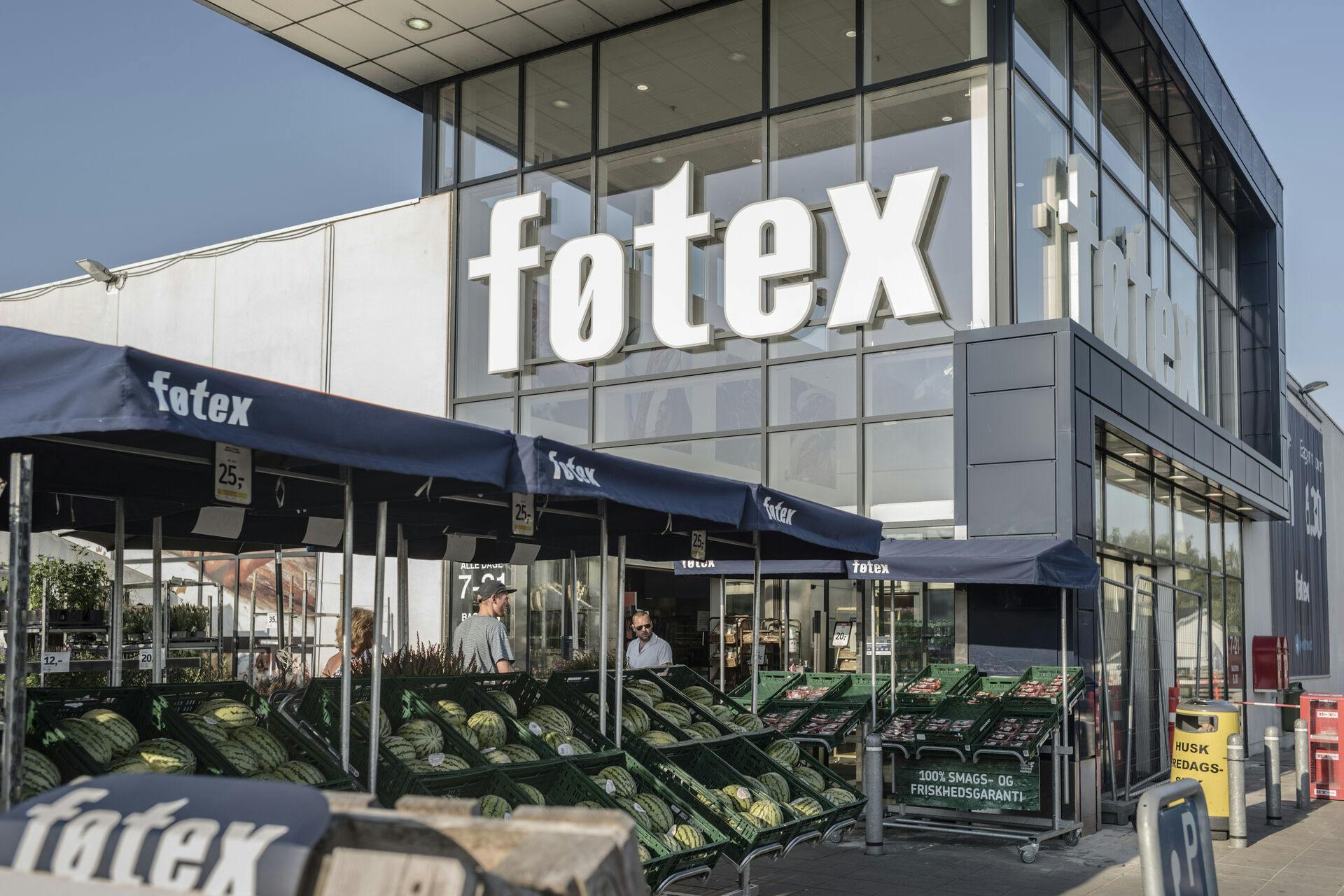 Flere unge ansatte er blevet sygemeldt, efter at de er blevet udsat for fysisk og psykisk vold af kunderne i Føtex i Randers. Nu får ejerne af butikken voldsom kritik. 