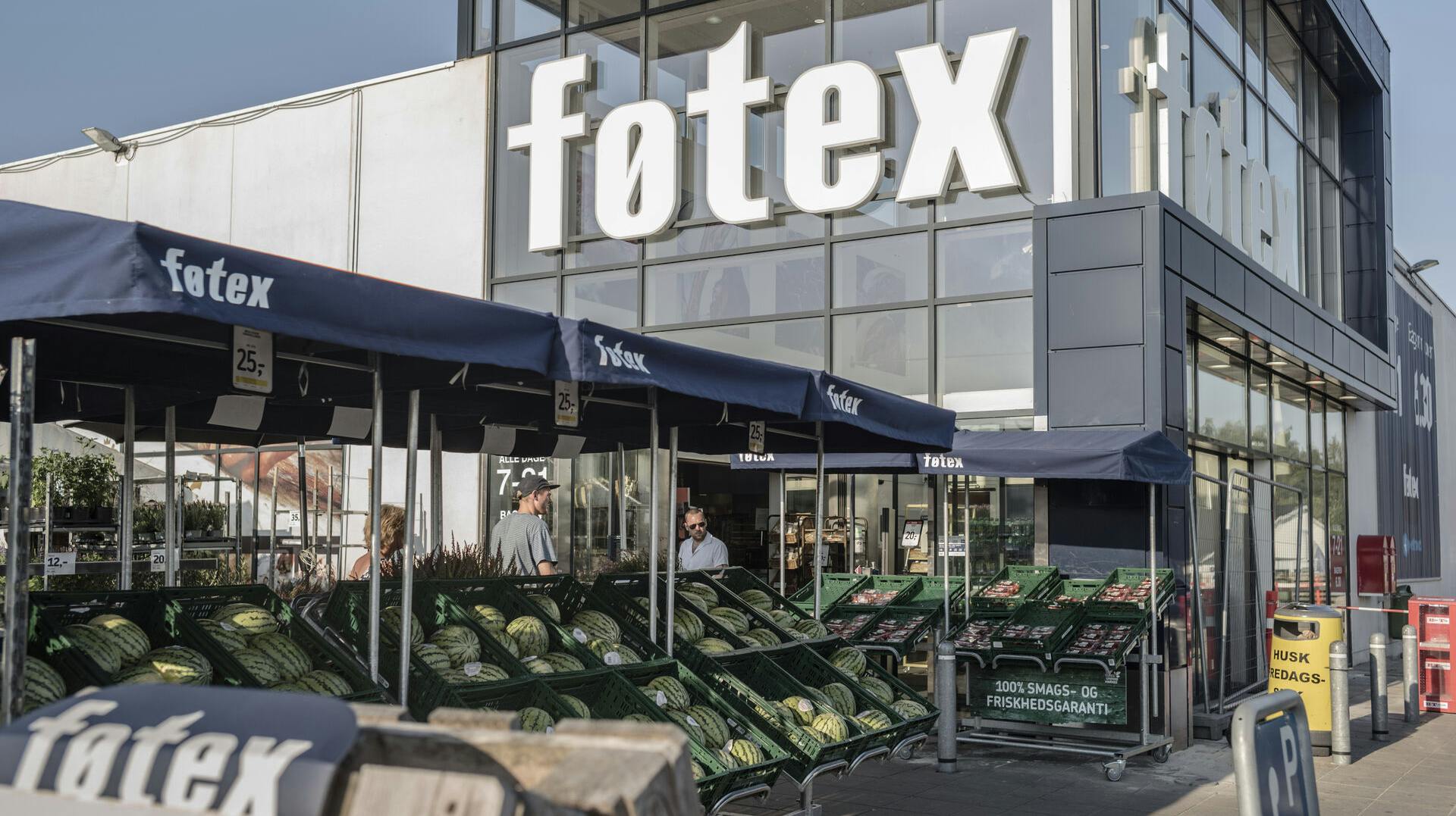 Flere unge ansatte er blevet sygemeldt, efter at de er blevet udsat for fysisk og psykisk vold af kunderne i Føtex i Randers. Nu får ejerne af butikken voldsom kritik.