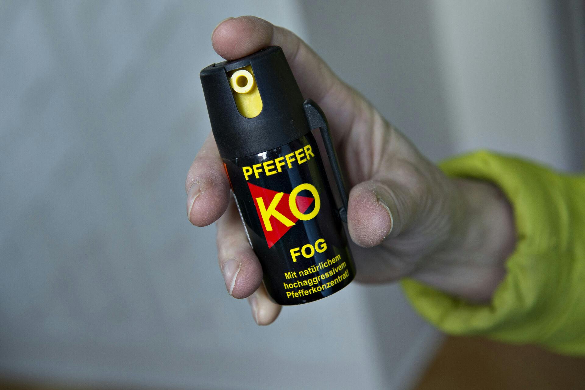 Den kendte kriminelle har ifølge politiet overfaldt en person med en peberspray - han nægter sig skyldig.