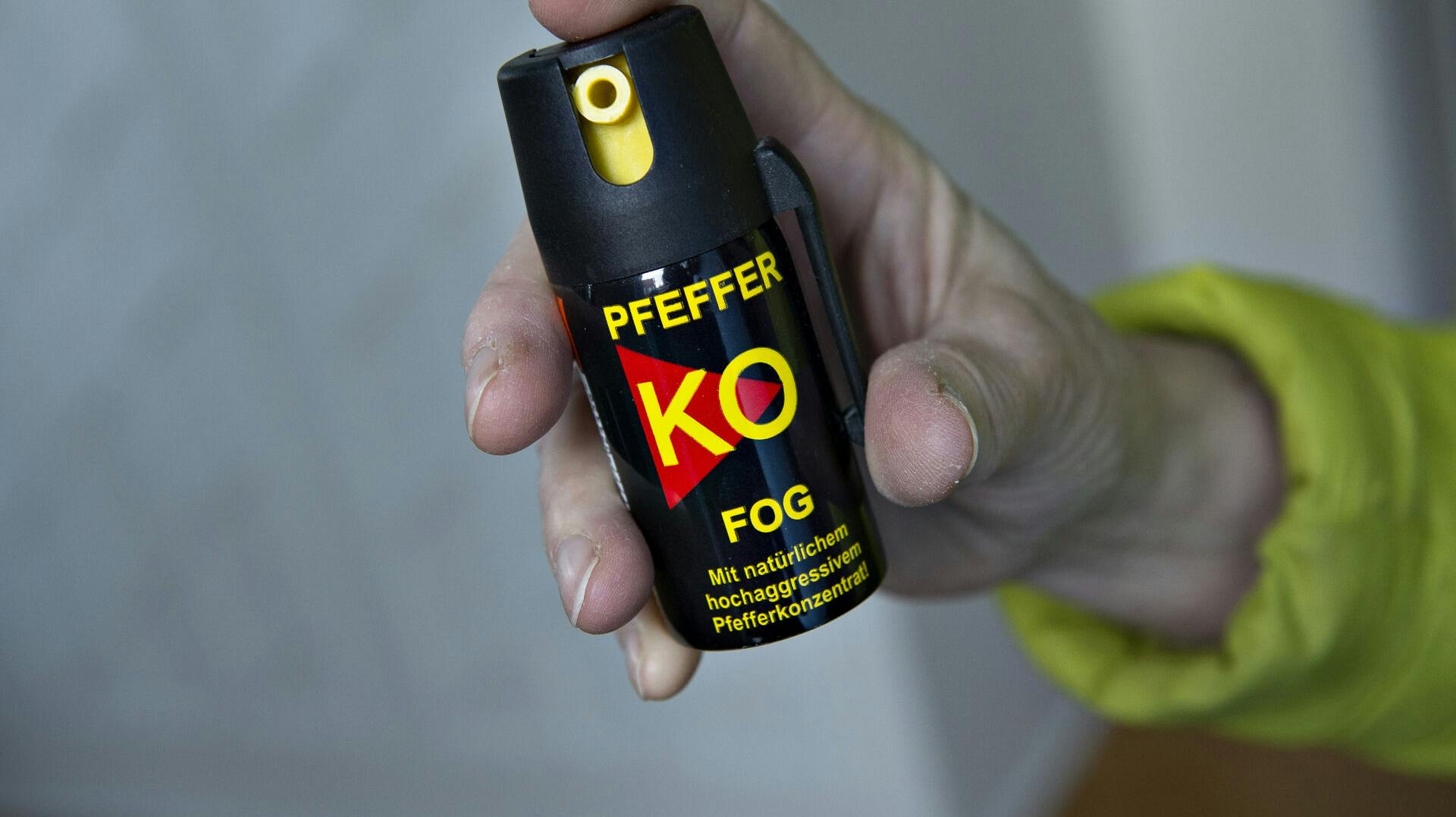 Den kendte kriminelle har ifølge politiet overfaldt en person med en peberspray - han nægter sig skyldig.