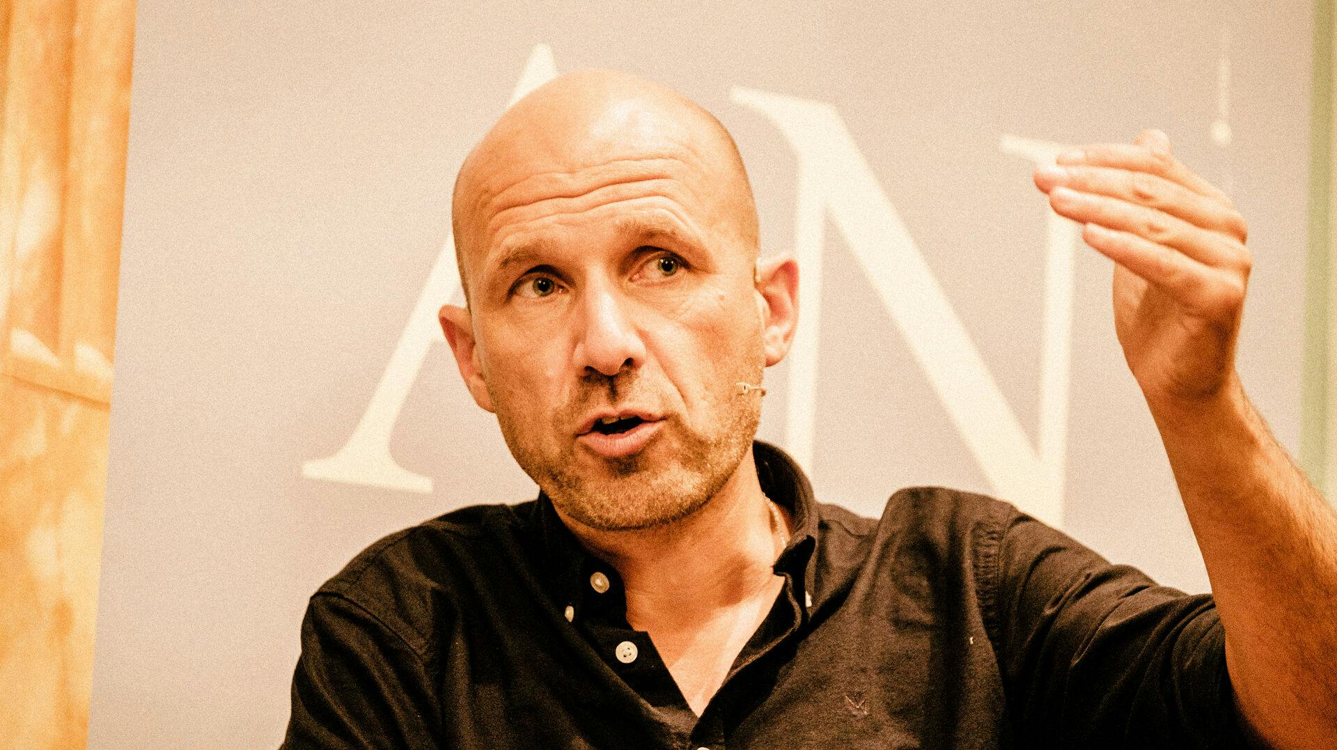 Radio- og tv-værten Adam Holm er blevet ramt af en personlig tragedie. Hans søn er kommet slemt til skade i en ulykke.