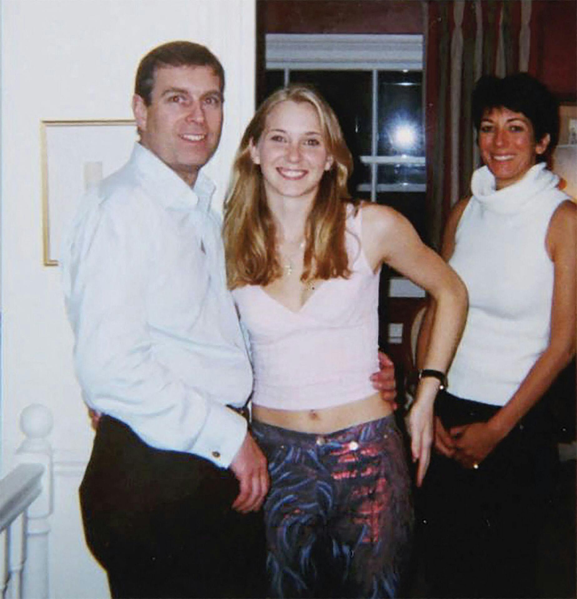 Her ses Virginia Giuffre sammed med prins Andrew og Ghislaine Maxwell.