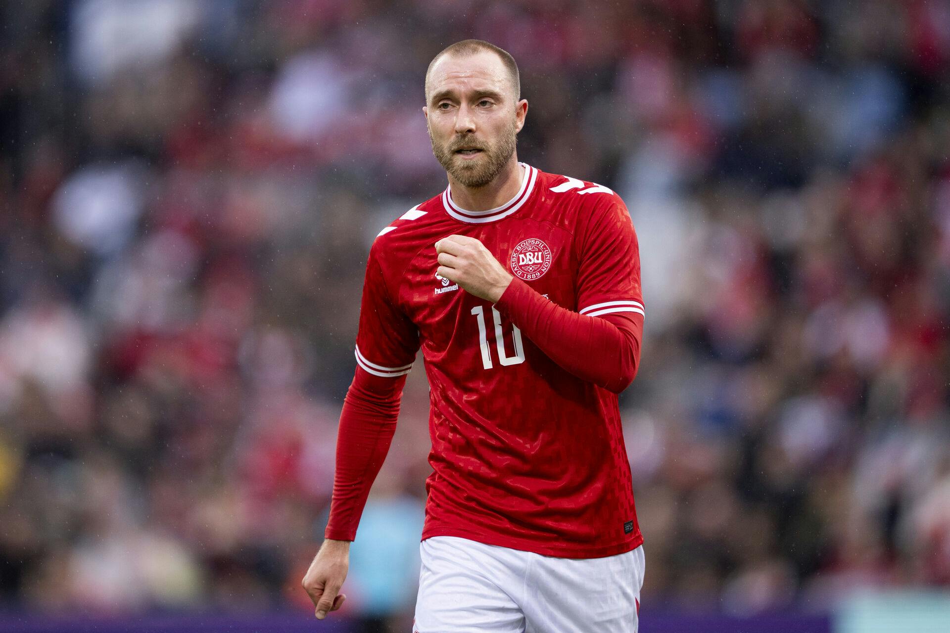 Christian Eriksen er stadig klubløs. Men det bekymrer ikke landstræneren. Brian Riemer