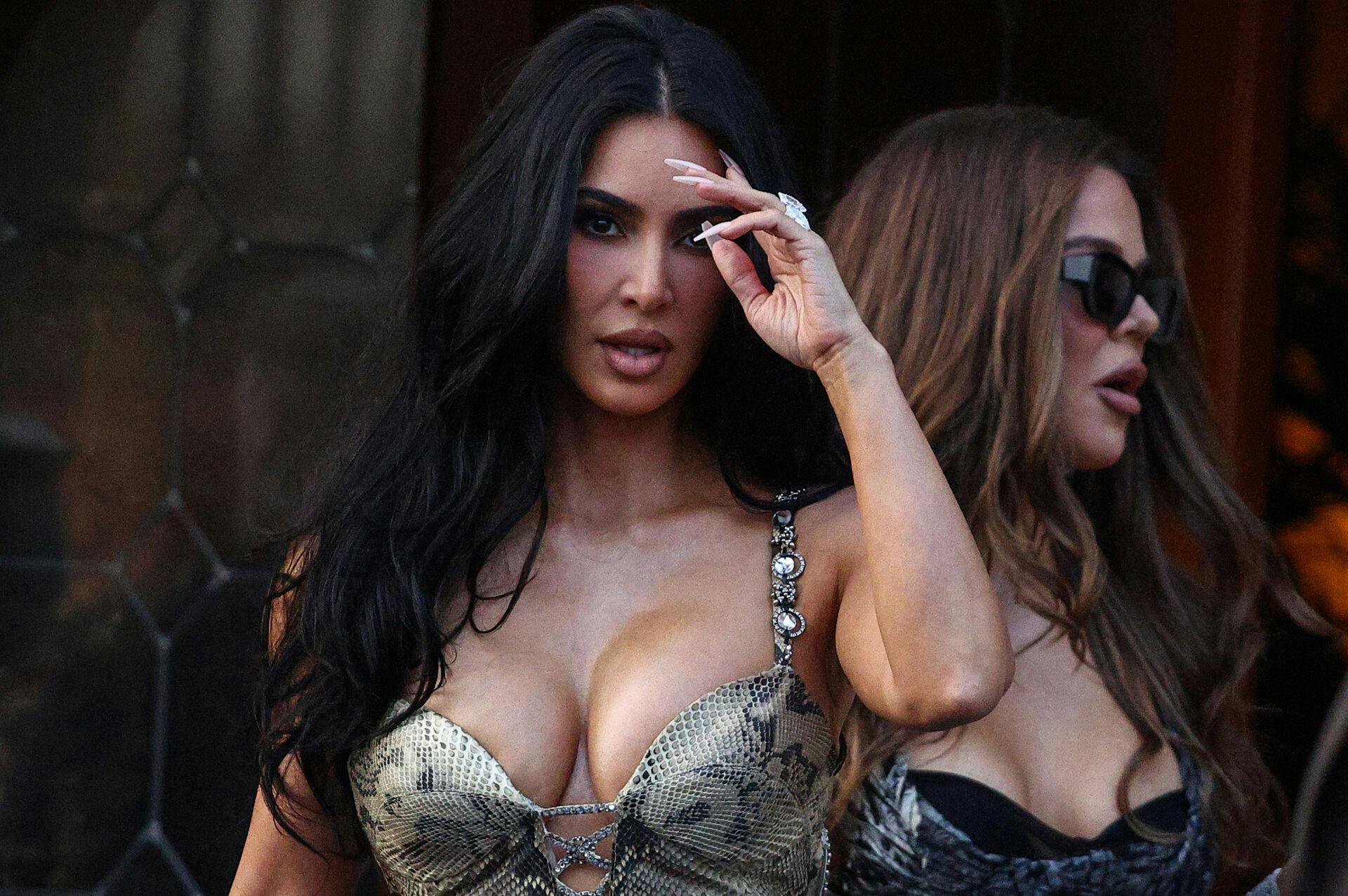 Kim Kardashians seneste SKIMS-kampagne har fanget Anthony Hopkins' opmærksomhed.
