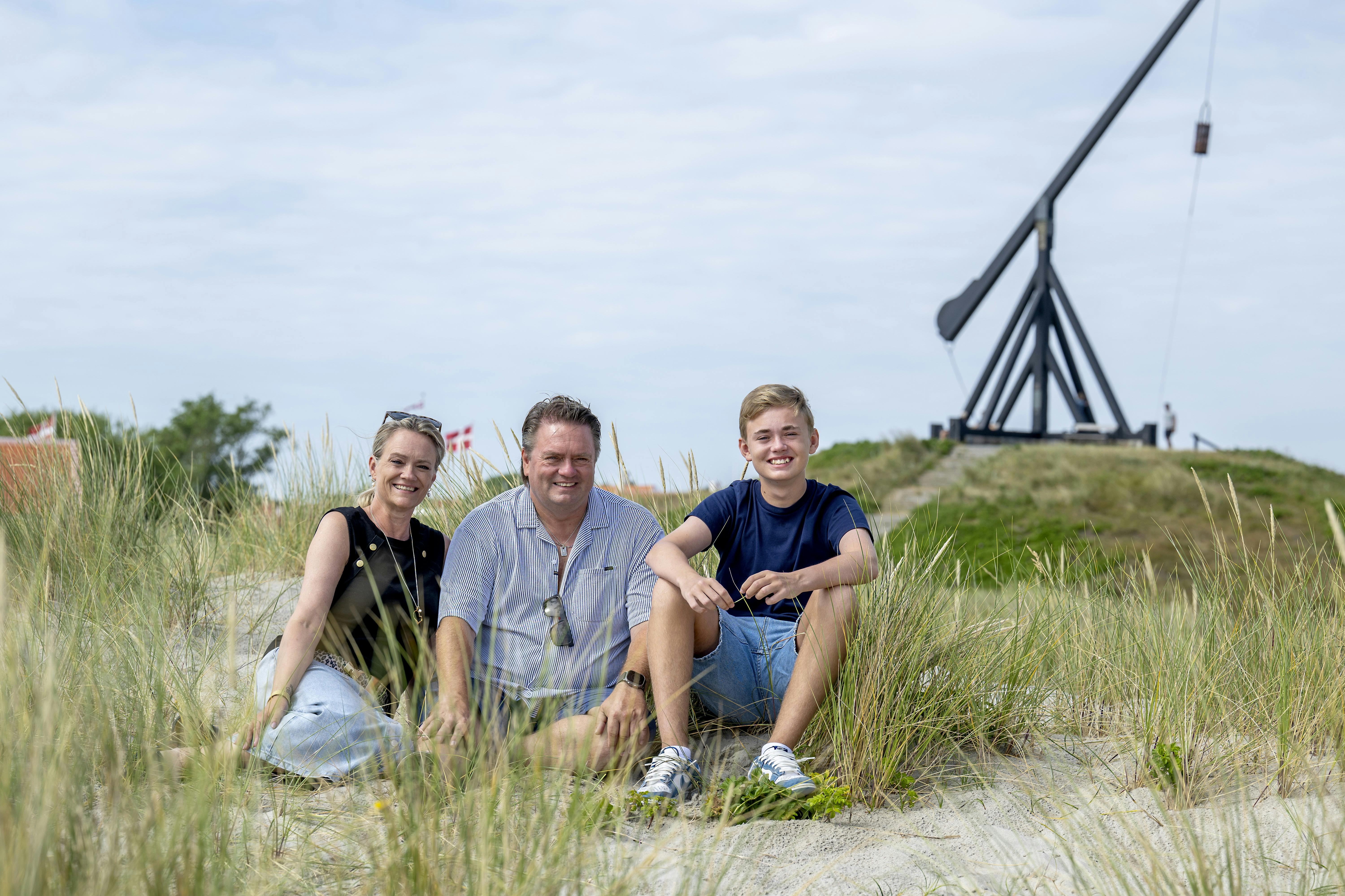 I solrige Skagen på toppen af Danmark holder Johnny Hansen , 60, hans hustru Gitte og parrets søn Nicklas , 12, en dejlig sommerferie.