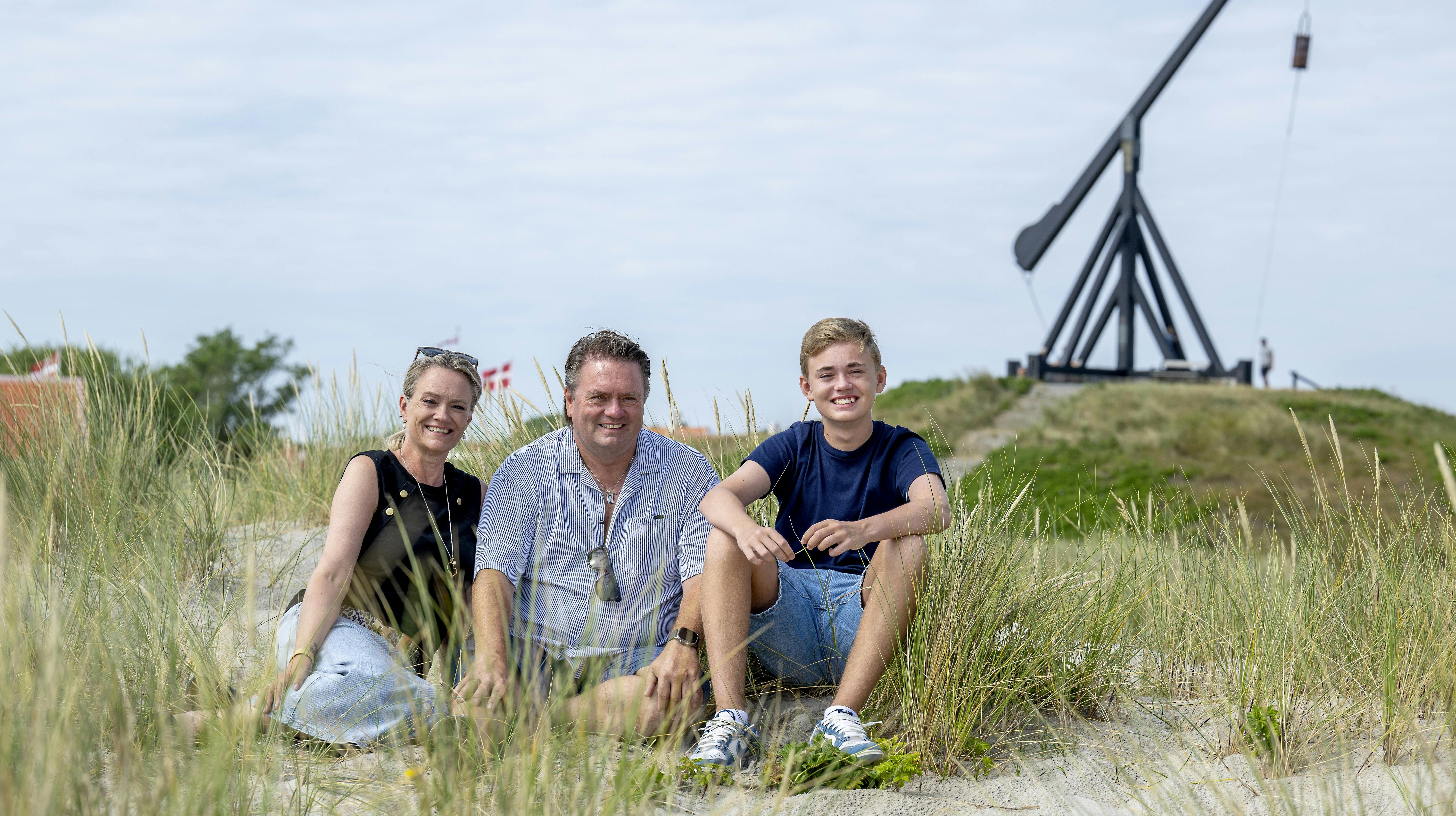 I solrige Skagen på toppen af Danmark holder Johnny Hansen , 60, hans hustru Gitte og parrets søn Nicklas , 12, en dejlig sommerferie.