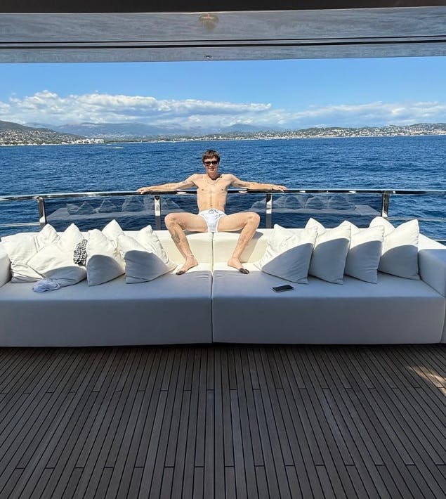 Cruz Beckham er hoppet i et par minimale undertjavser på familiens yachtferie, og det vækker opsigt.