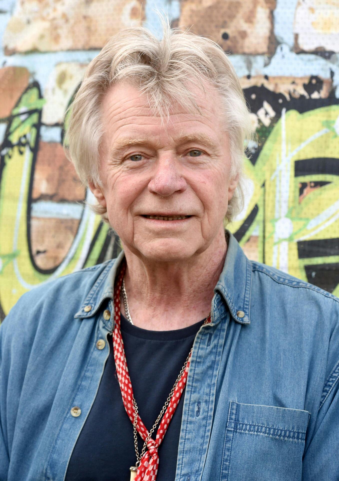 Dave Edmunds er lige nu i kritisk tilstand, efter han blev ramt af et hjertestop.