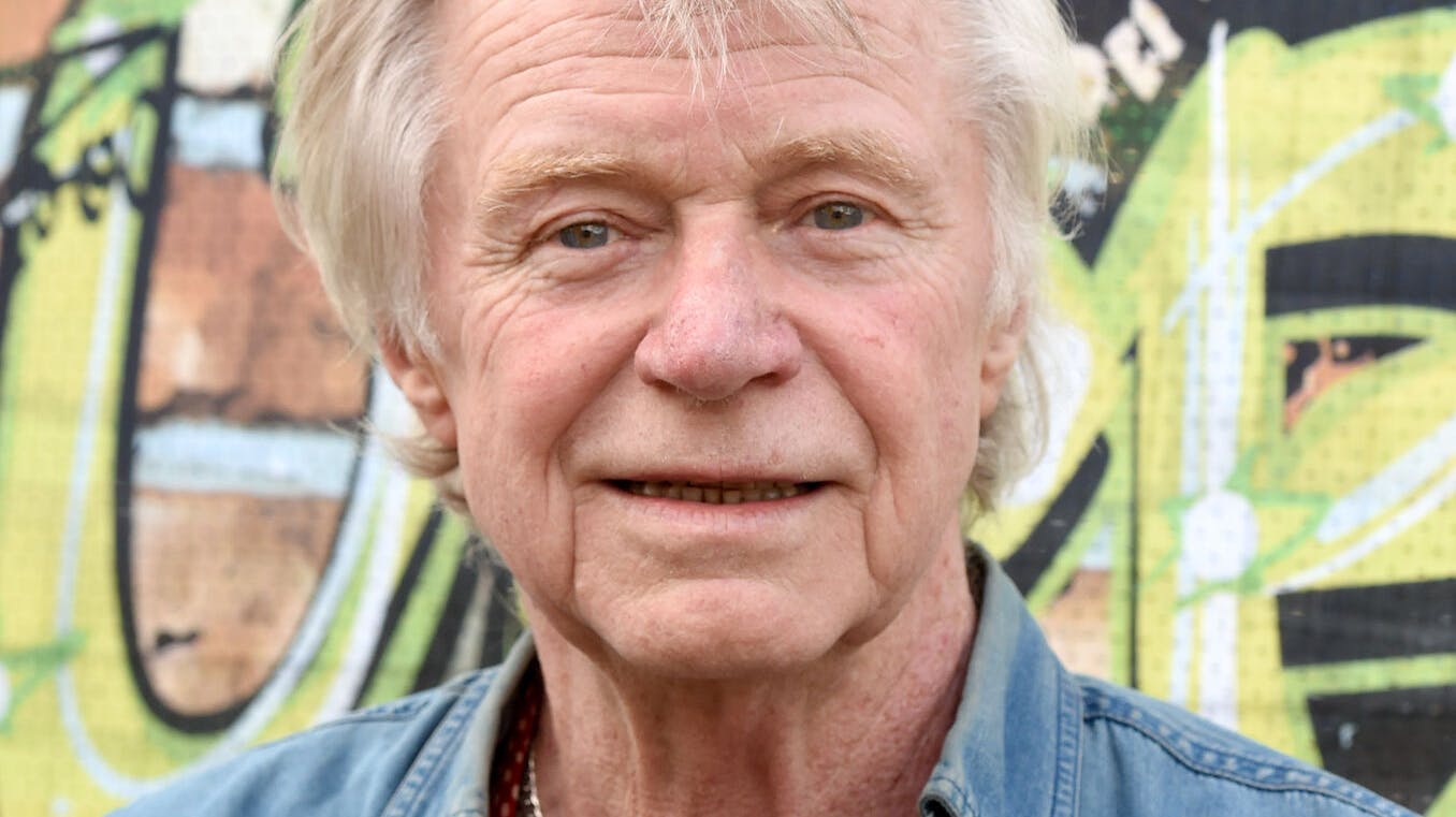 Dave Edmunds er lige nu i kritisk tilstand, efter han blev ramt af et hjertestop.