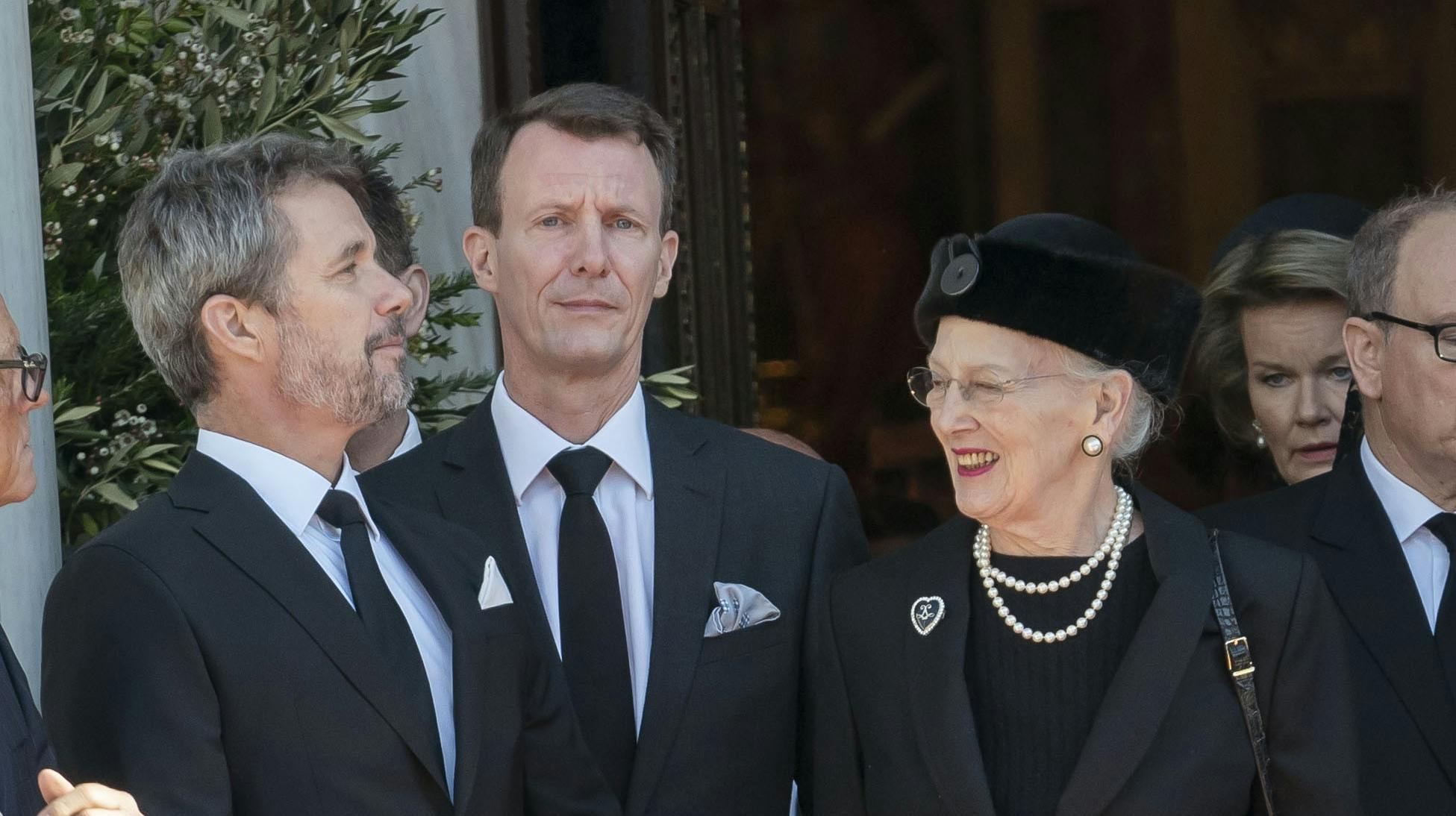 Dronning Margrethe, 85, lader det være op til sønnerne, hvem der skal arve vinslottet. Og som regent vil det være Frederik, 57, der træffer beslutningen.