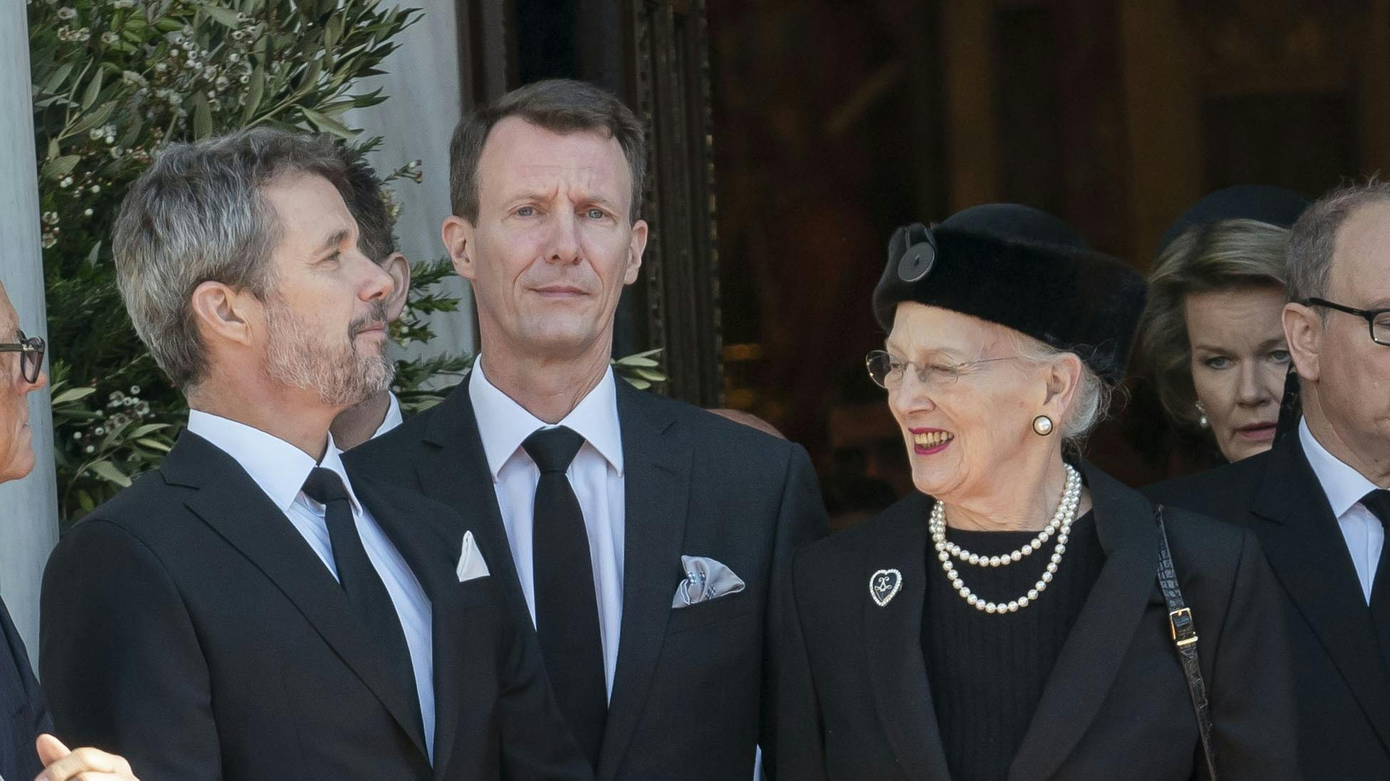 Dronning Margrethe, 85, lader det være op til sønnerne, hvem der skal arve vinslottet. Og som regent vil det være Frederik, 57, der træffer beslutningen.