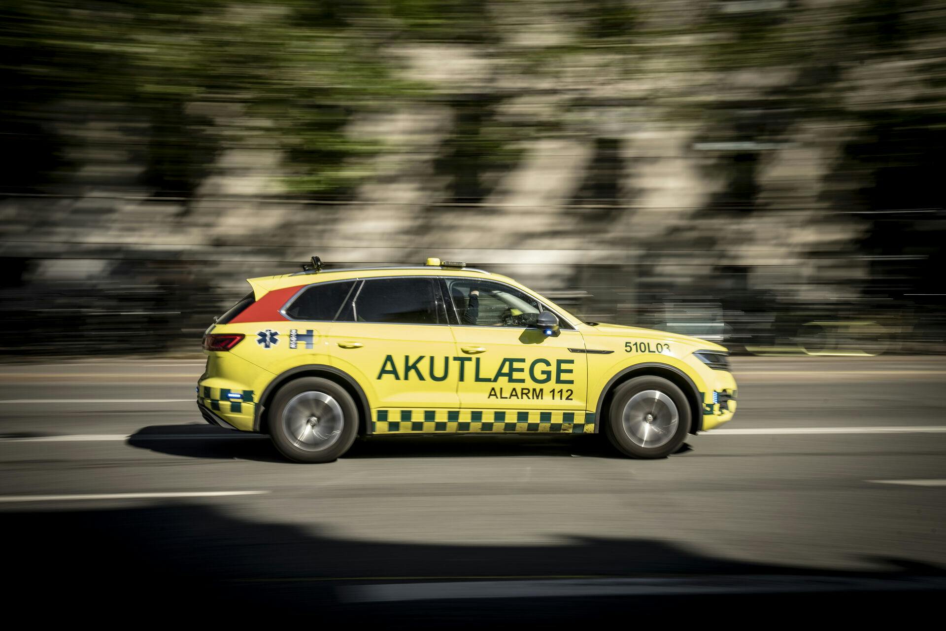 En ung kvindelig cyklist er blevet ramt af en bil. 
