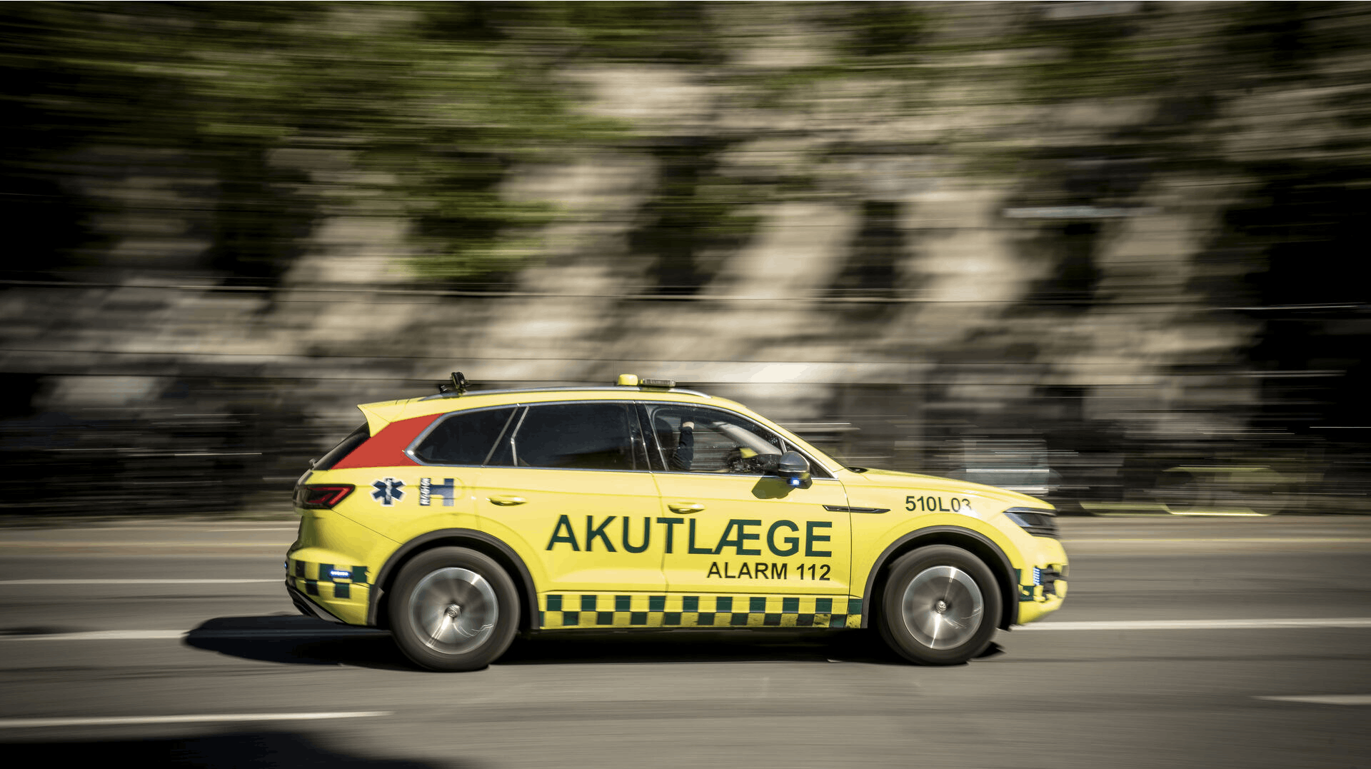 En ung kvindelig cyklist er blevet ramt af en bil.