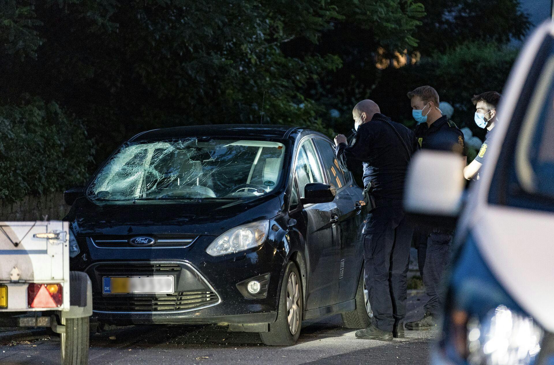 Sådan så bilen ud efter påkørslen, hvor der forinden blev affyret flere skud. Ingen blev dog ramt.