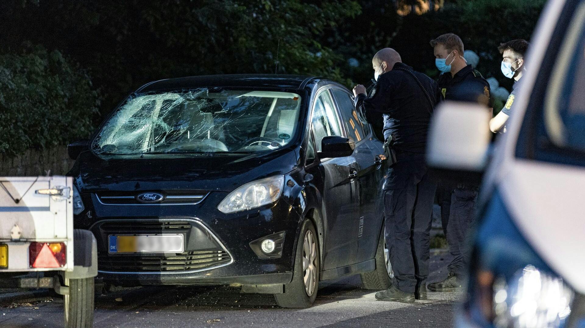 Sådan så bilen ud efter påkørslen, hvor der forinden blev affyret flere skud. Ingen blev dog ramt.