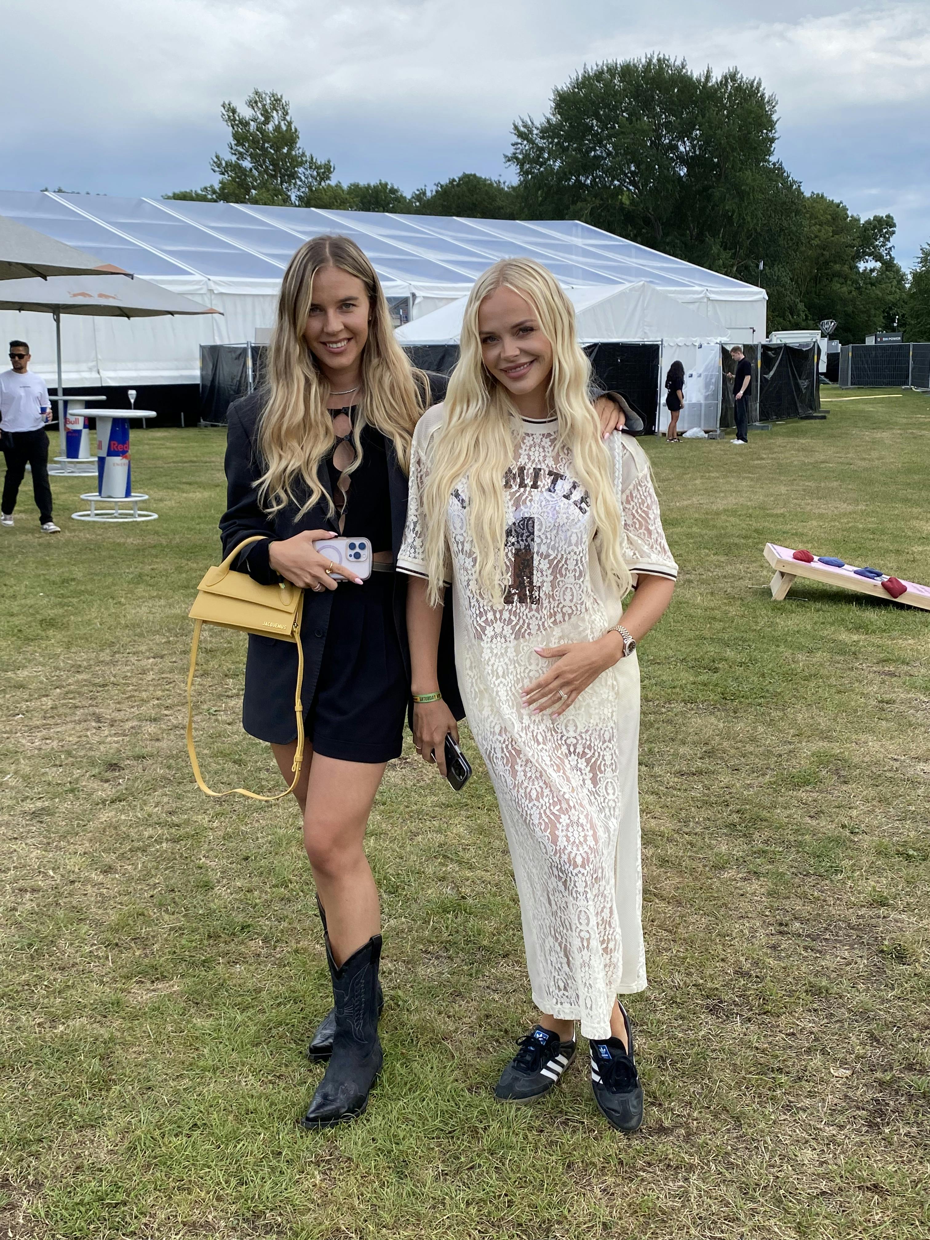 Elvira var på festival med veninden Victoria Kjeldsen.