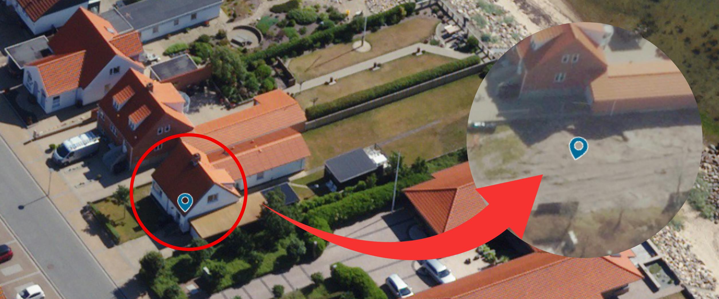 Til venstre i den røde ring ses det hus, som Jonas og Trine Vingegaard tidligere boede i. Men i 2023 blev det revet ned (billedet til højre, red.) og er nu erstattet af et helt nyt hus, kan man se i kommunens byggesagsregister.